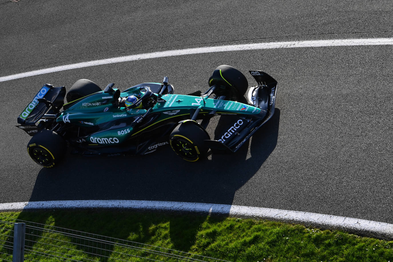 El Aston Martin vuela! Fernando Alonso lidera el primer día de  entrenamientos de la Fórmula 1 en Baréin