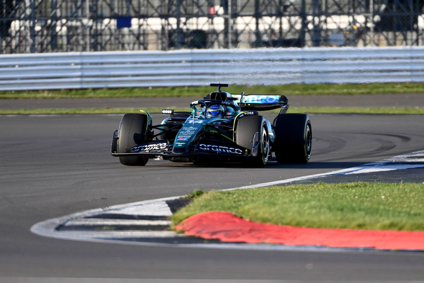 El Aston Martin vuela! Fernando Alonso lidera el primer día de  entrenamientos de la Fórmula 1 en Baréin