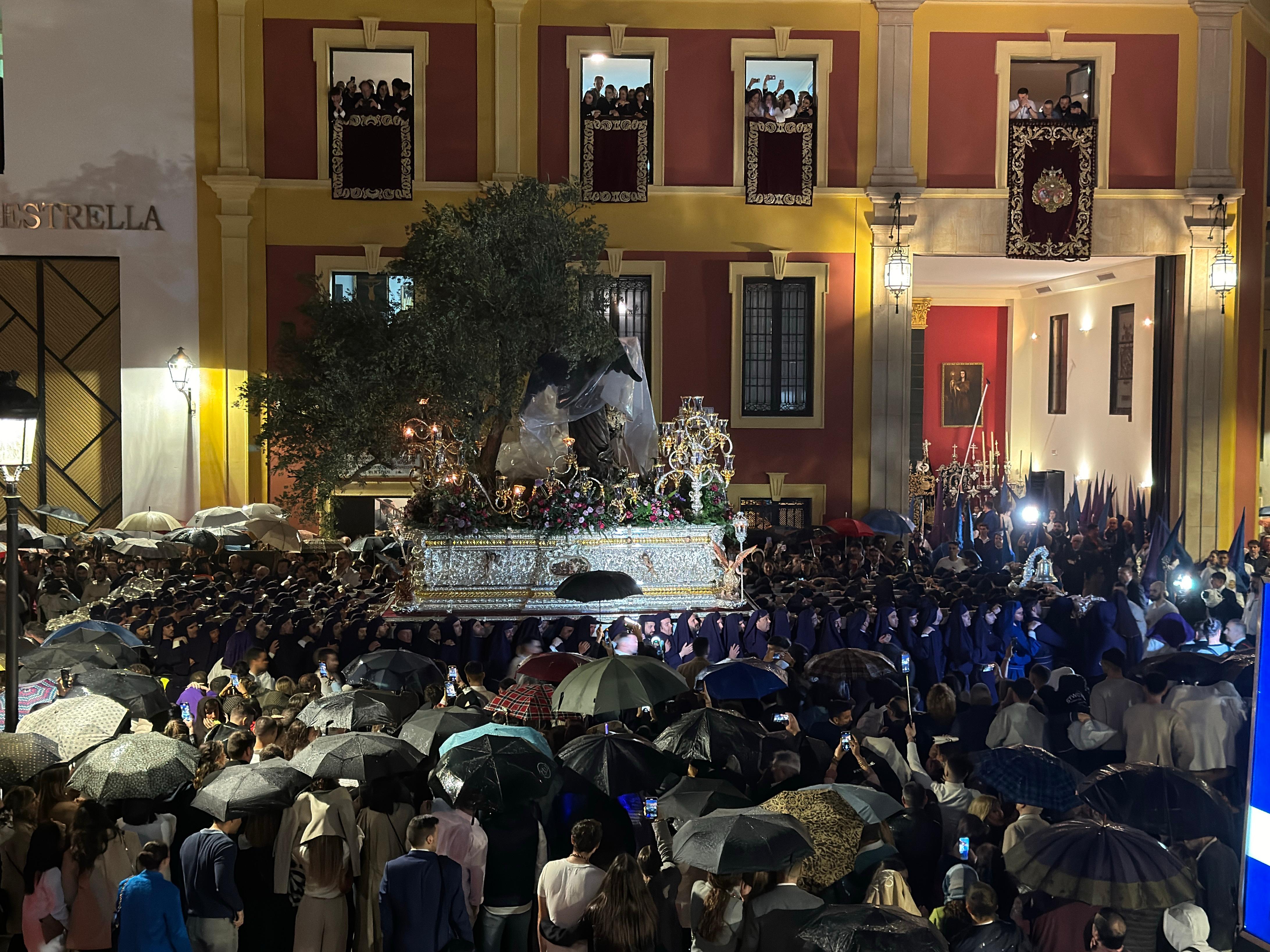 La lluvia afecta a dos procesiones y empaña un Domingo de Ramos sin seis cofradías en la calle