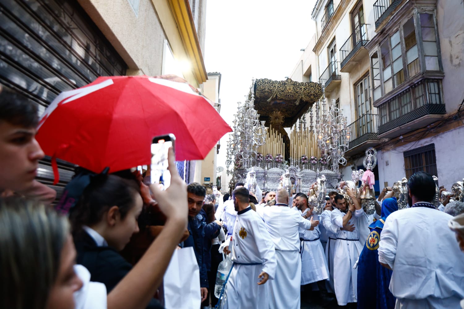 La lluvia afecta a dos procesiones y empaña un Domingo de Ramos sin seis cofradías en la calle
