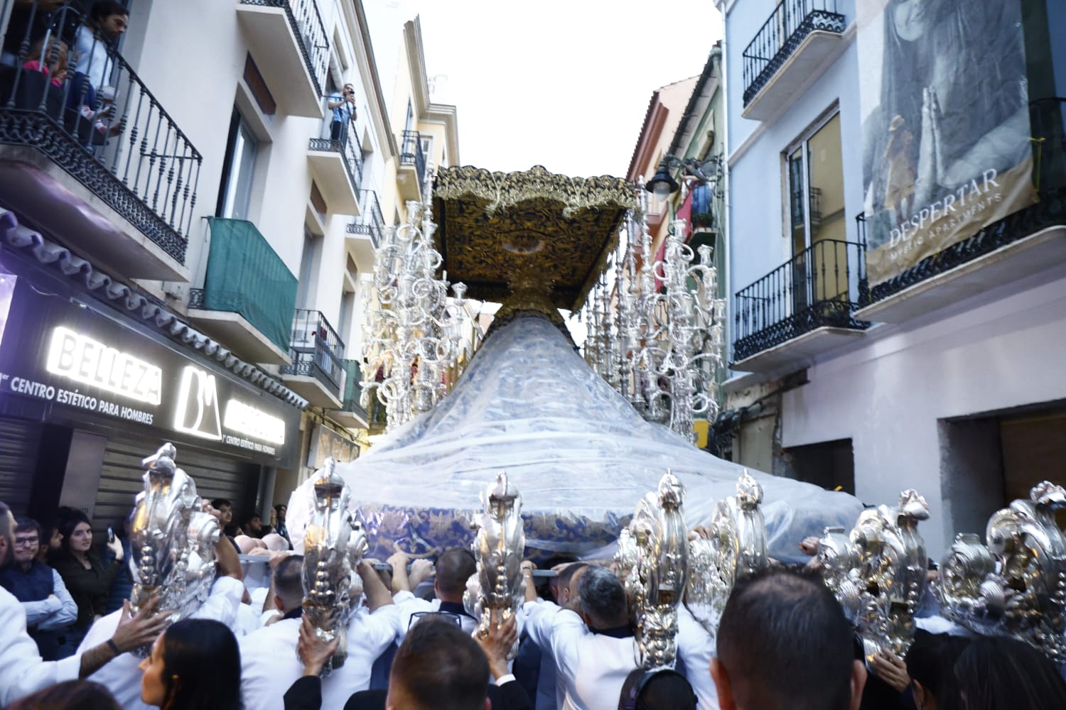 La lluvia afecta a dos procesiones y empaña un Domingo de Ramos sin seis cofradías en la calle