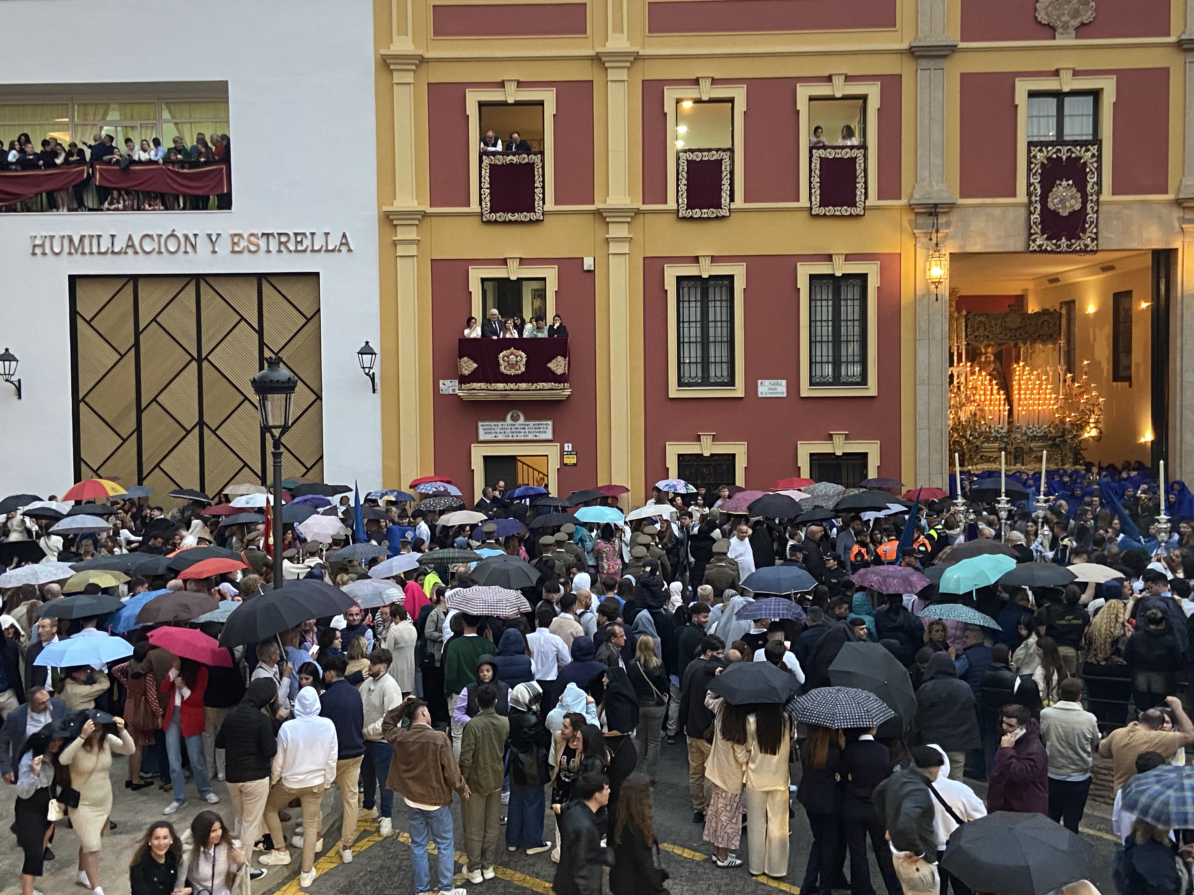 La lluvia afecta a dos procesiones y empaña un Domingo de Ramos sin seis cofradías en la calle
