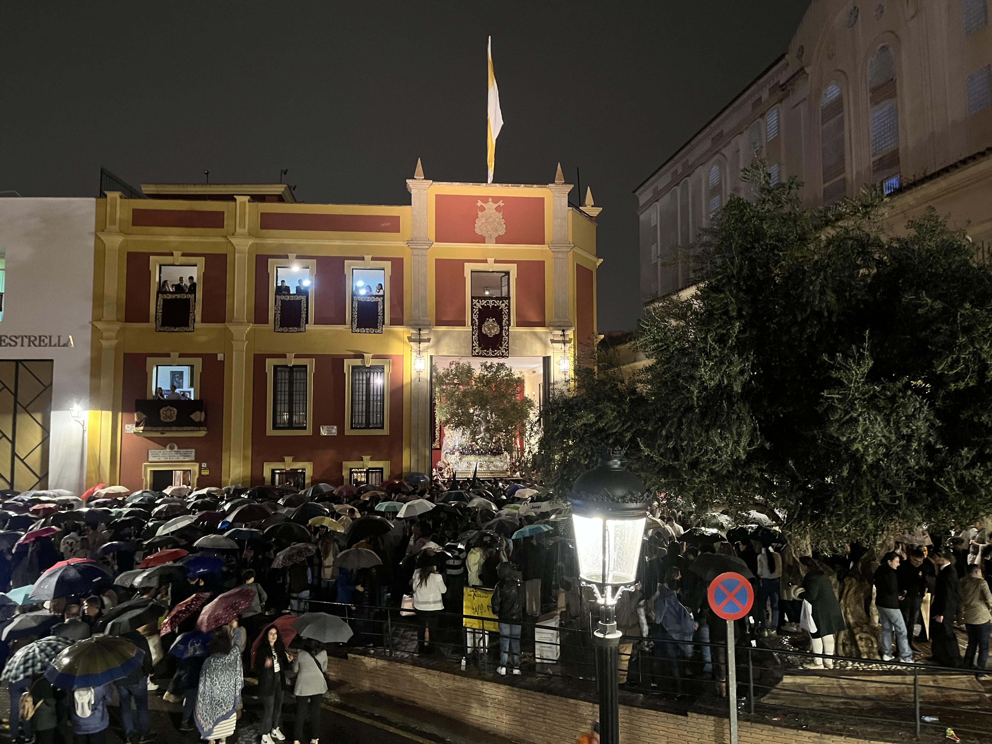 La lluvia afecta a dos procesiones y empaña un Domingo de Ramos sin seis cofradías en la calle