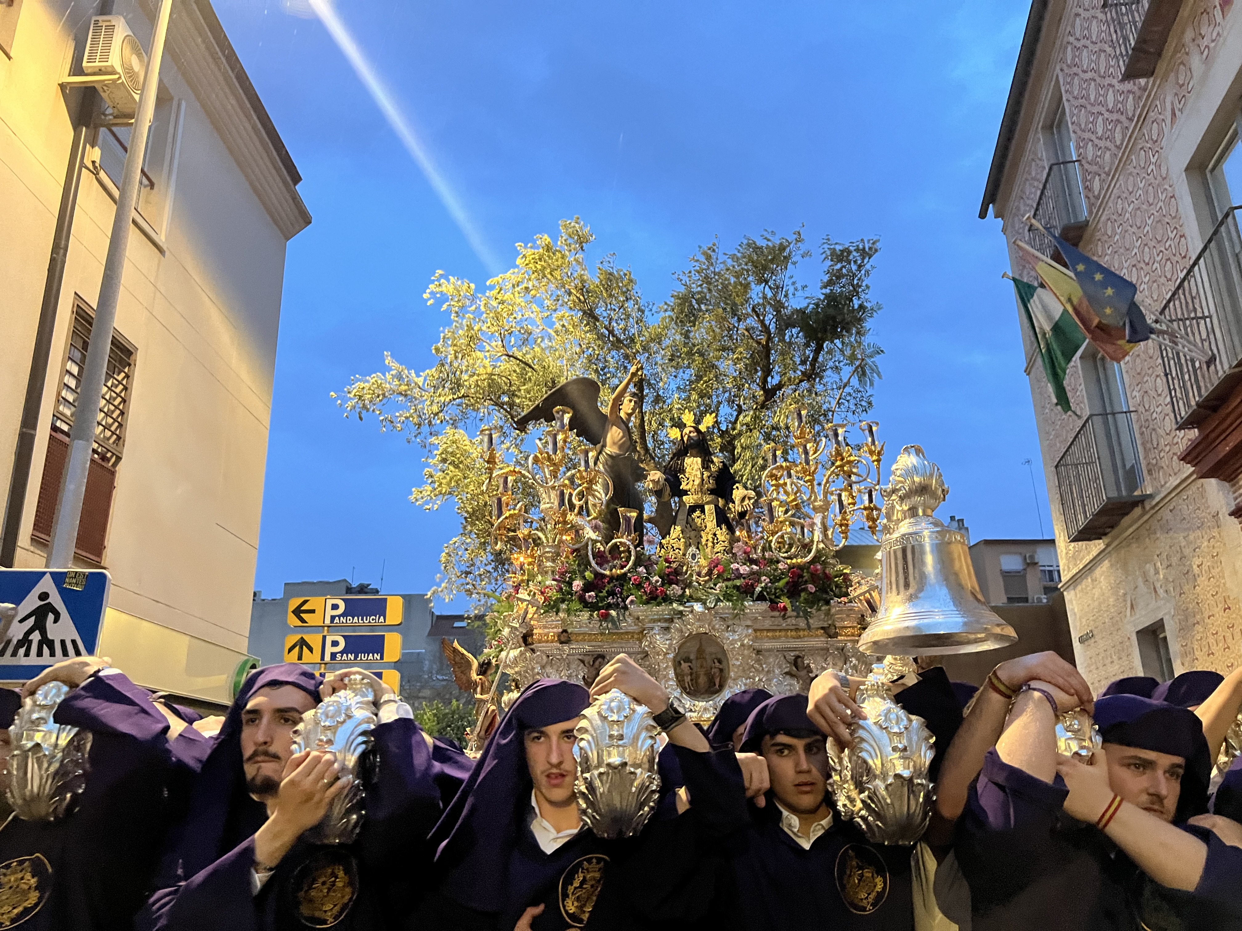 La lluvia afecta a dos procesiones y empaña un Domingo de Ramos sin seis cofradías en la calle