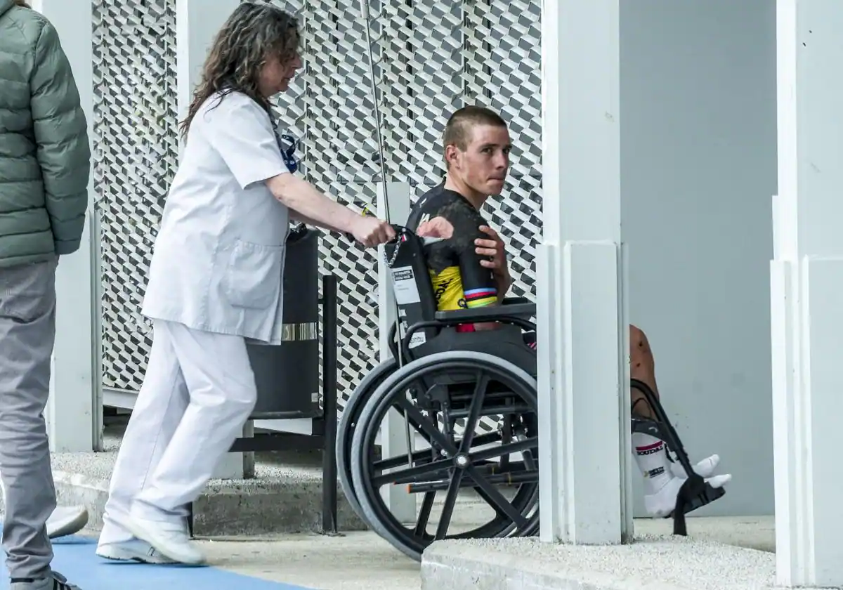 Jueves negro en la Itzulia: Vingegaard, Evenepoel y Roglic, los tres favoritos, abandonan tras una gravísima caída