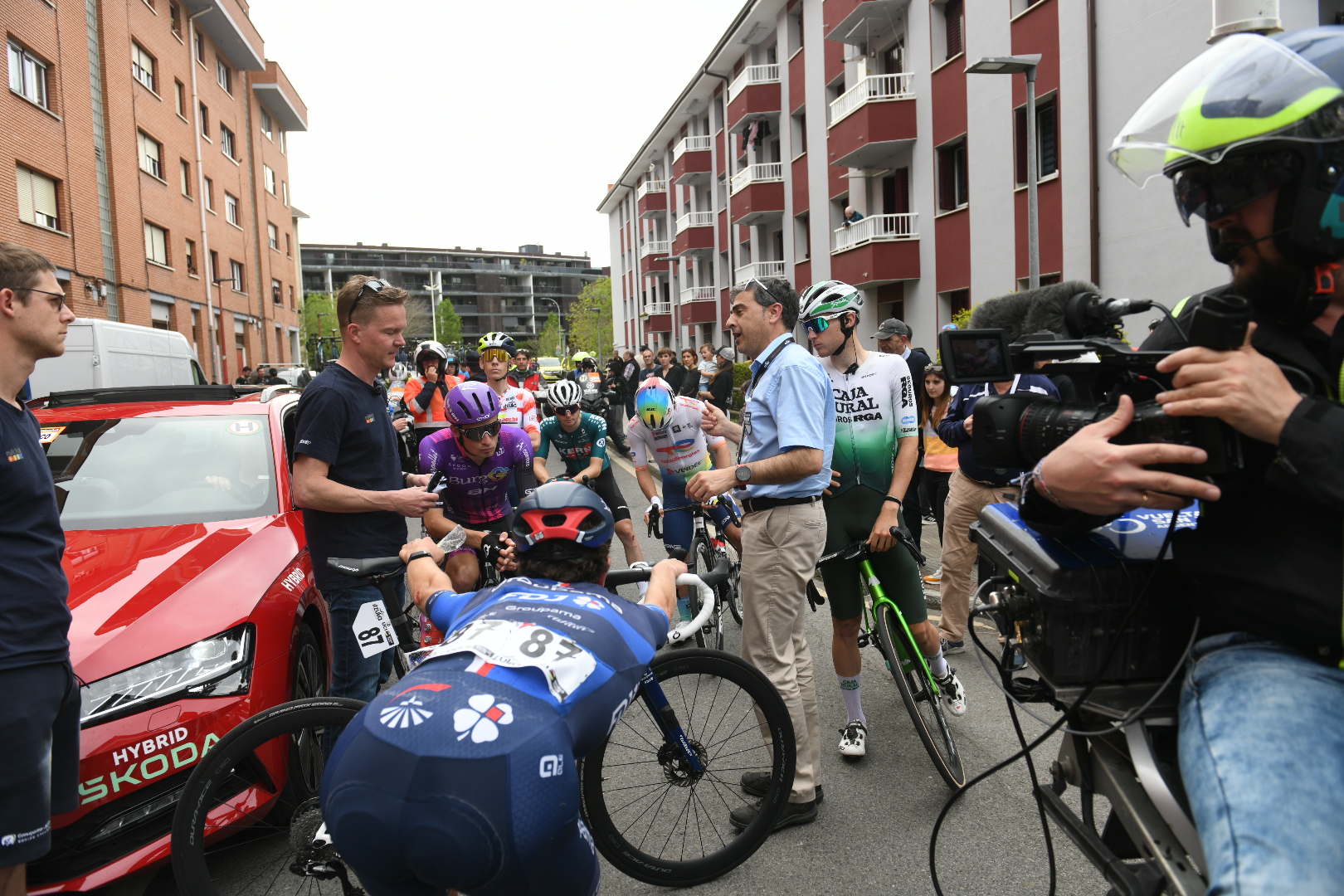 Jueves negro en la Itzulia: Vingegaard, Evenepoel y Roglic, los tres favoritos, abandonan tras una gravísima caída