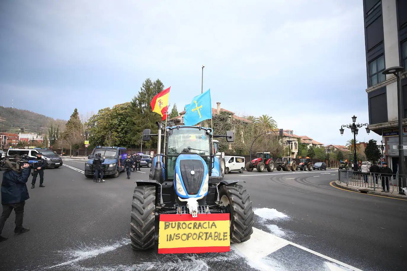 La tractorada se planta en el centro de Oviedo a la espera de que les atienda el Principado
