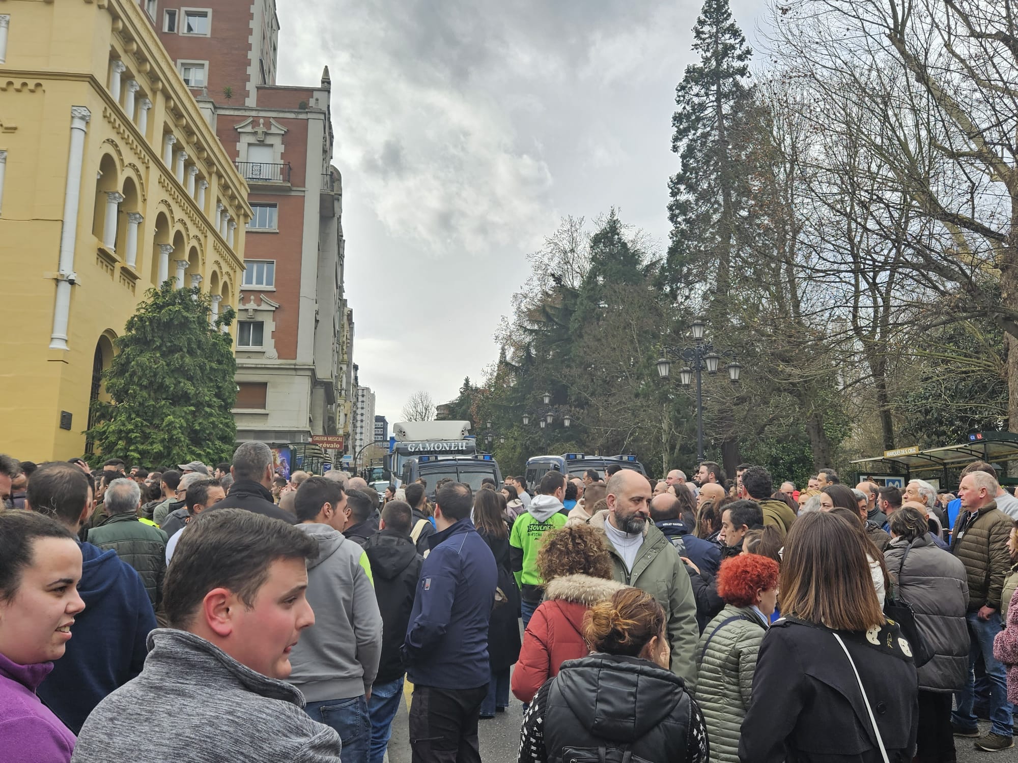 La tractorada se planta en el centro de Oviedo a la espera de que les atienda el Principado