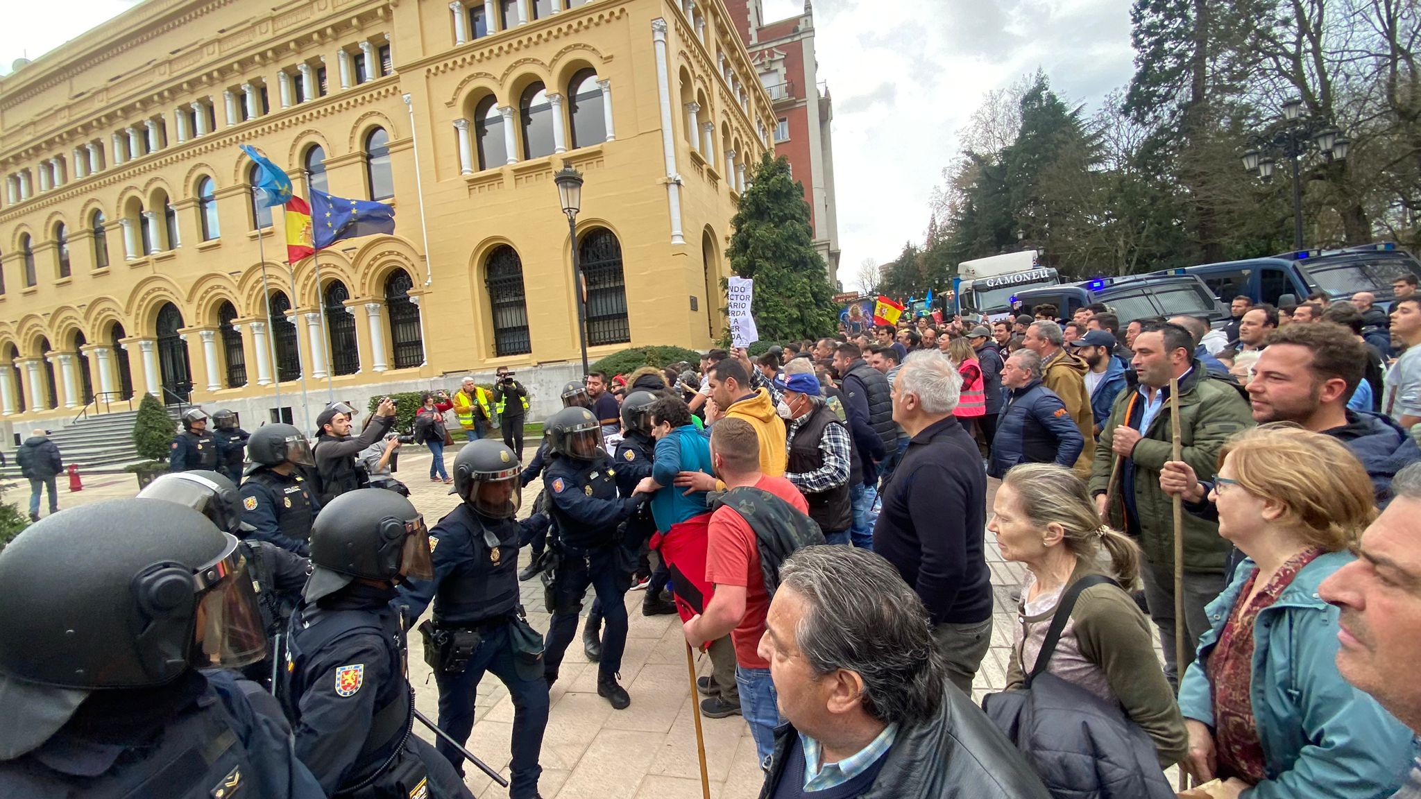 La tractorada se planta en el centro de Oviedo a la espera de que les atienda el Principado