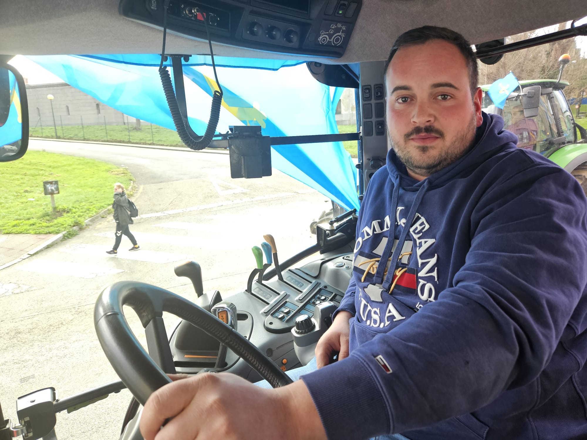 La tractorada se planta en el centro de Oviedo a la espera de que les atienda el Principado