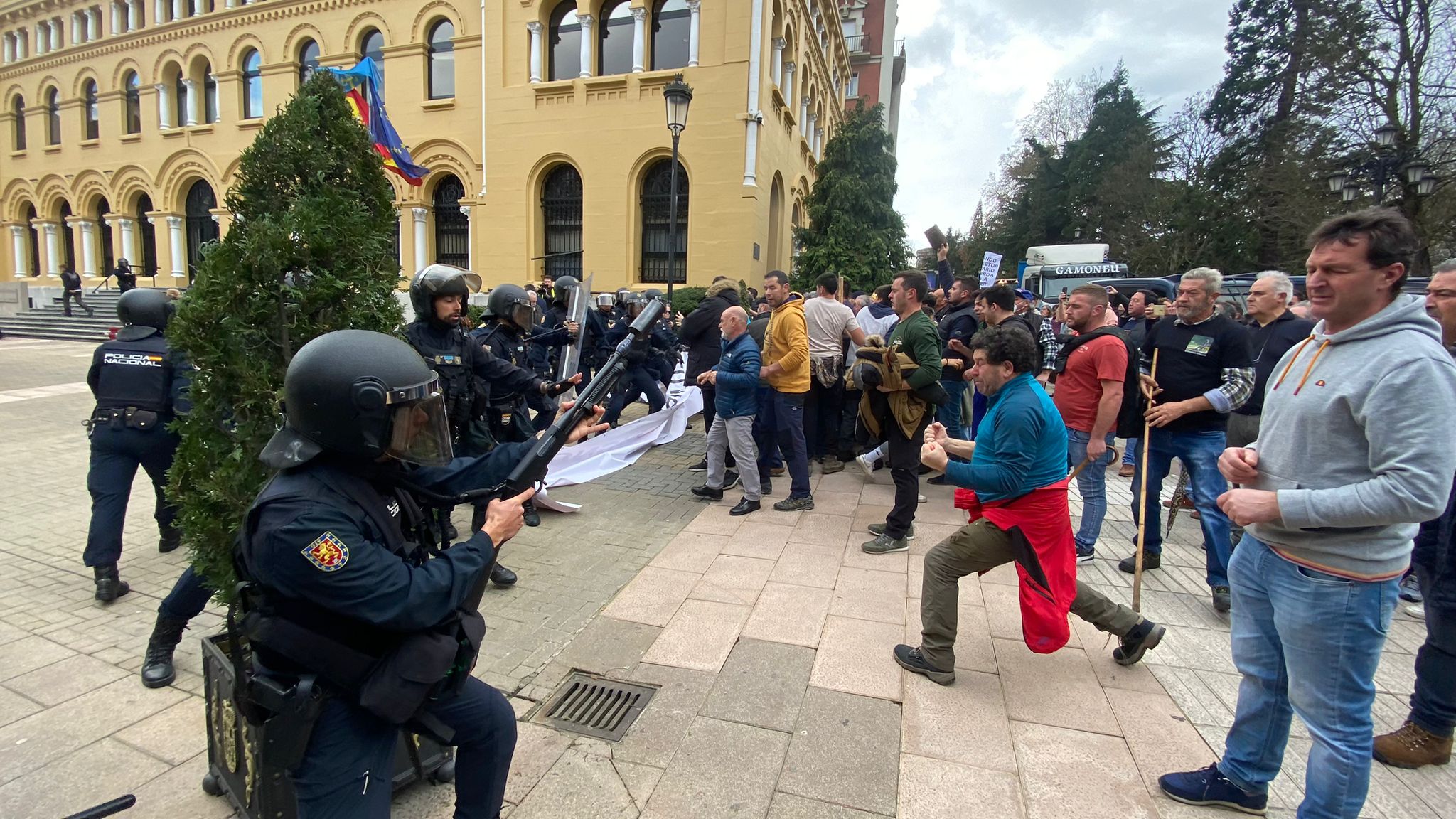 La tractorada se planta en el centro de Oviedo a la espera de que les atienda el Principado