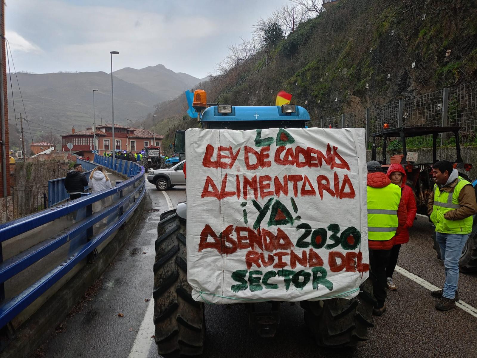 La tractorada se planta en el centro de Oviedo a la espera de que les atienda el Principado