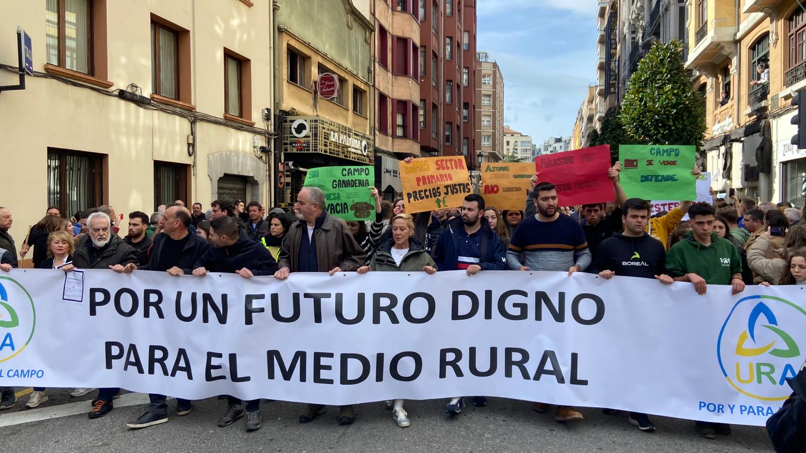 La tractorada se planta en el centro de Oviedo a la espera de que les atienda el Principado