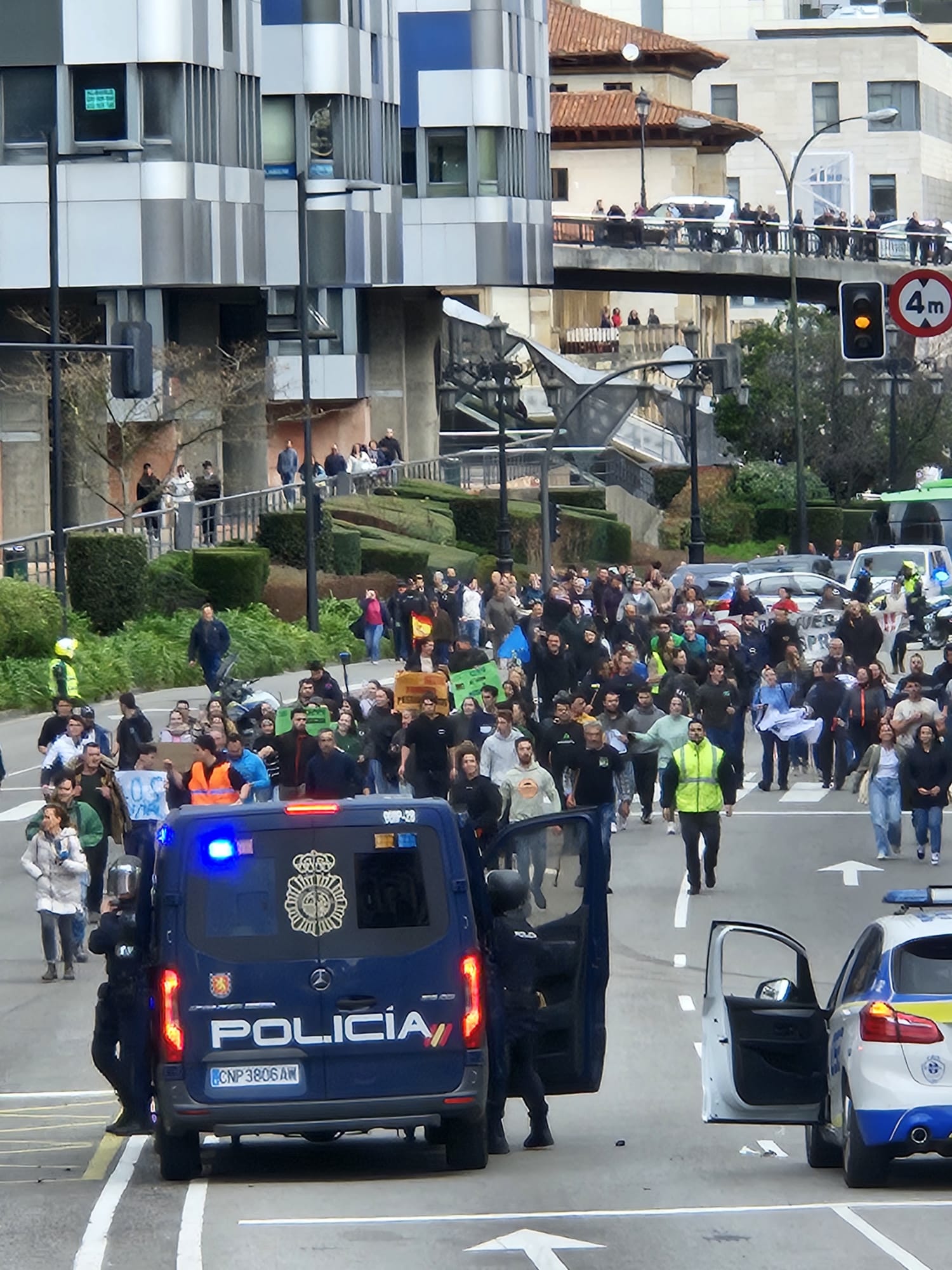 La tractorada se planta en el centro de Oviedo a la espera de que les atienda el Principado