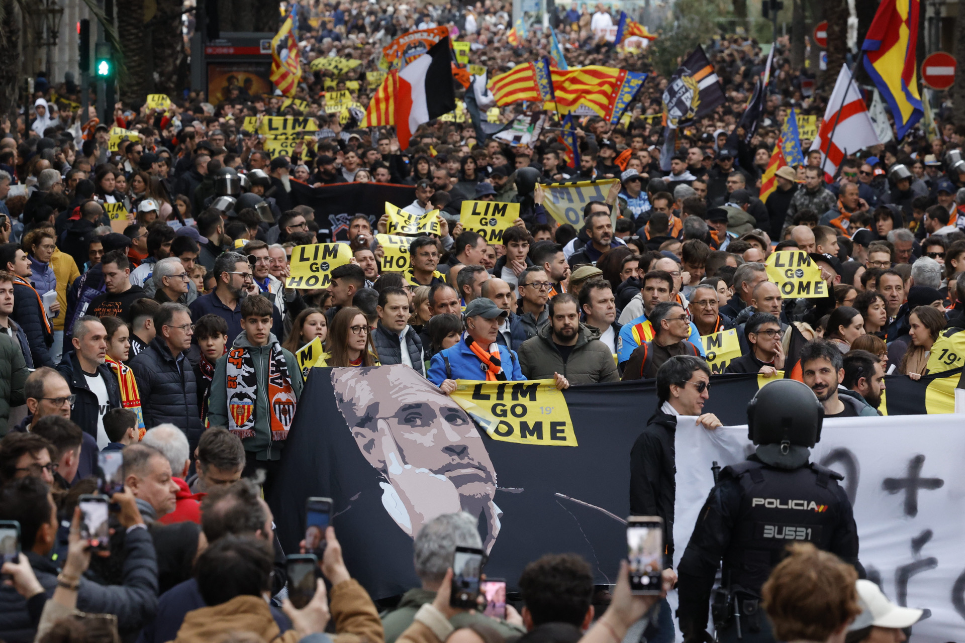 Así hemos contado la manifestación del valencianismo contra Peter Lim