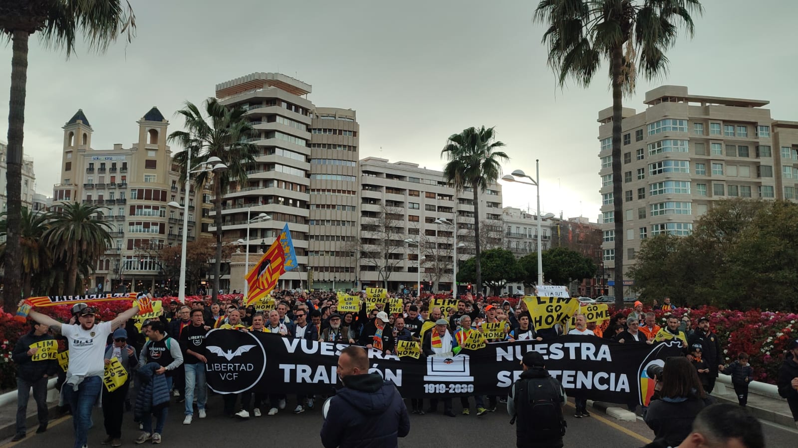 Así hemos contado la manifestación del valencianismo contra Peter Lim