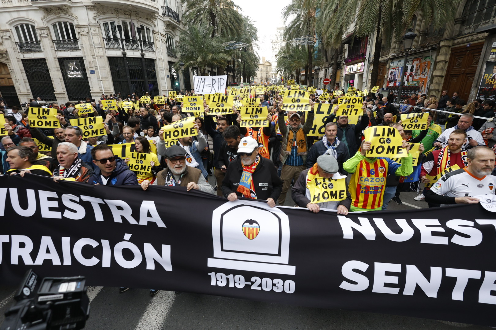 Así hemos contado la manifestación del valencianismo contra Peter Lim