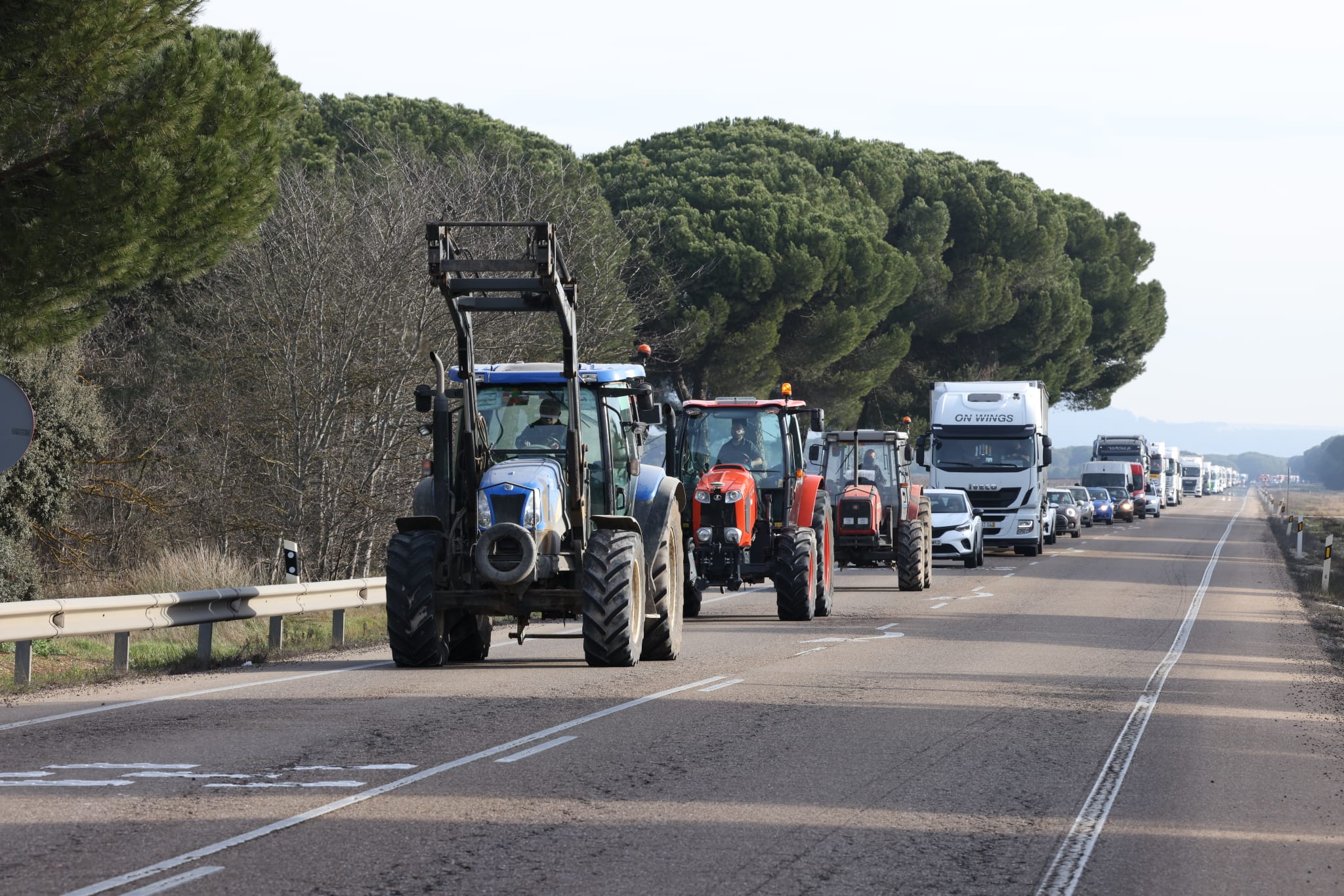 Así te hemos contado la tractorada de este lunes, que ha provocado atascos en la avenida de Zamora