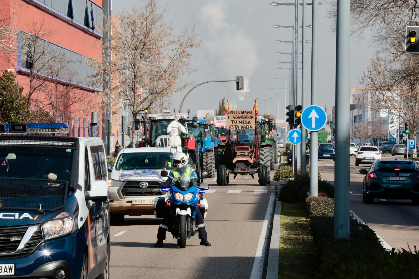 Así te hemos contado la tractorada de este lunes, que ha provocado atascos en la avenida de Zamora
