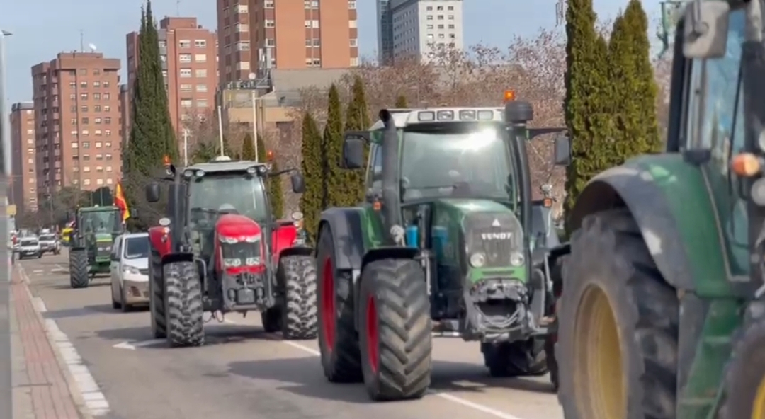 Así te hemos contado la tractorada de este lunes, que ha provocado atascos en la avenida de Zamora
