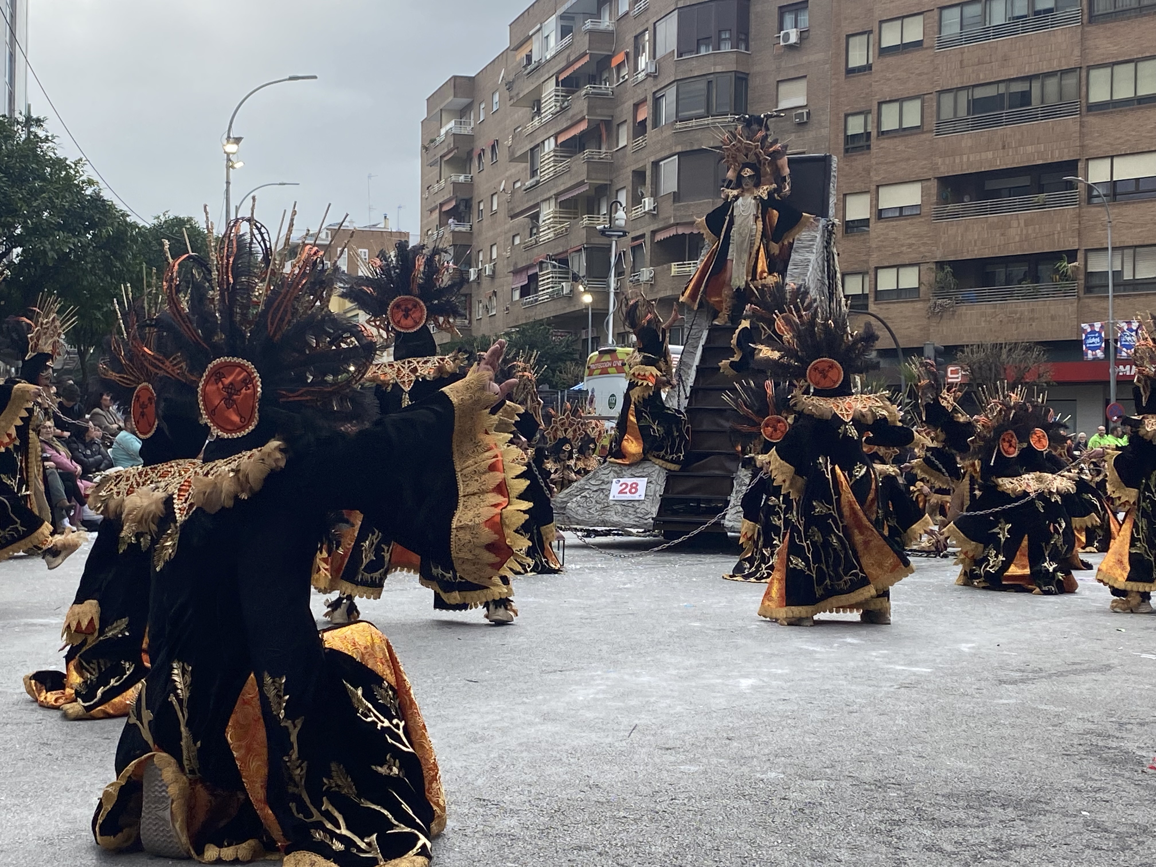 El gran desfile de comparsas del Carnaval de Badajoz llena de color las calles de la ciudad