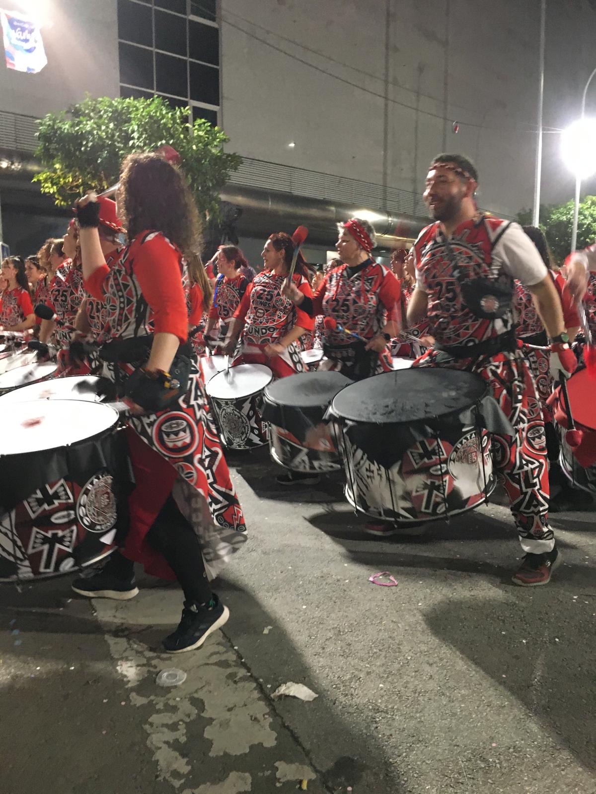 El gran desfile de comparsas del Carnaval de Badajoz llena de color las calles de la ciudad