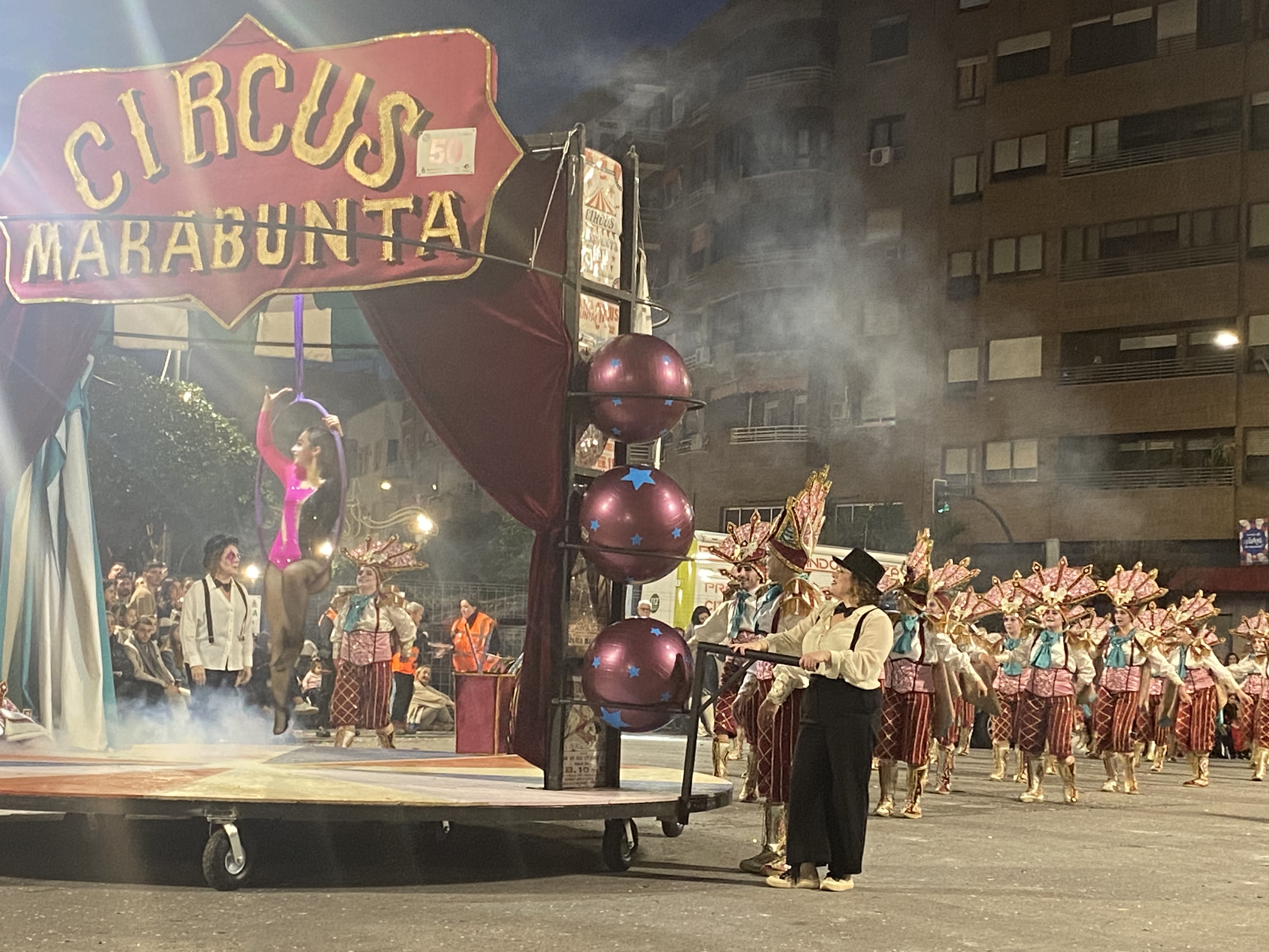 El gran desfile de comparsas del Carnaval de Badajoz llena de color las calles de la ciudad