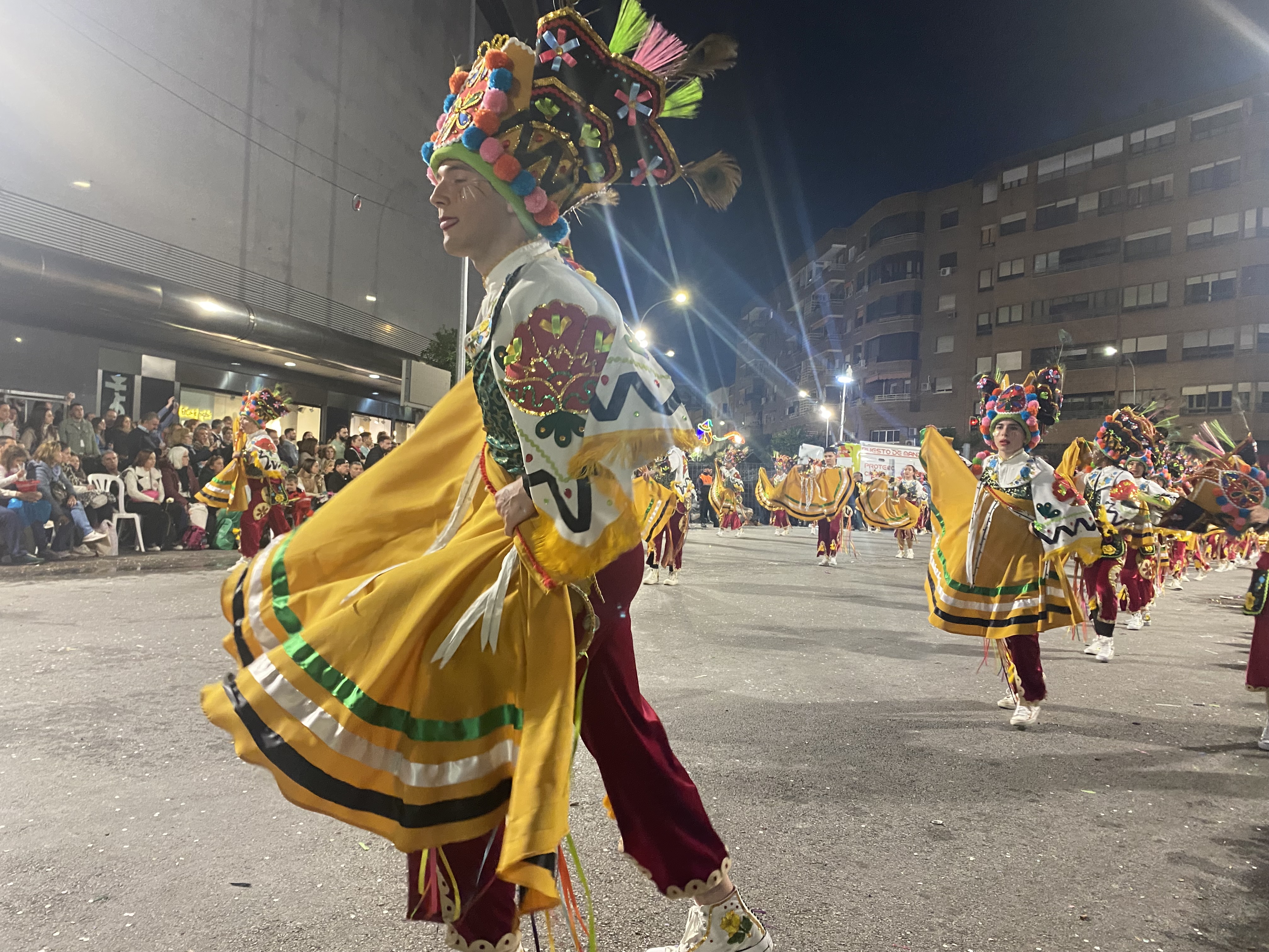 El gran desfile de comparsas del Carnaval de Badajoz llena de color las calles de la ciudad