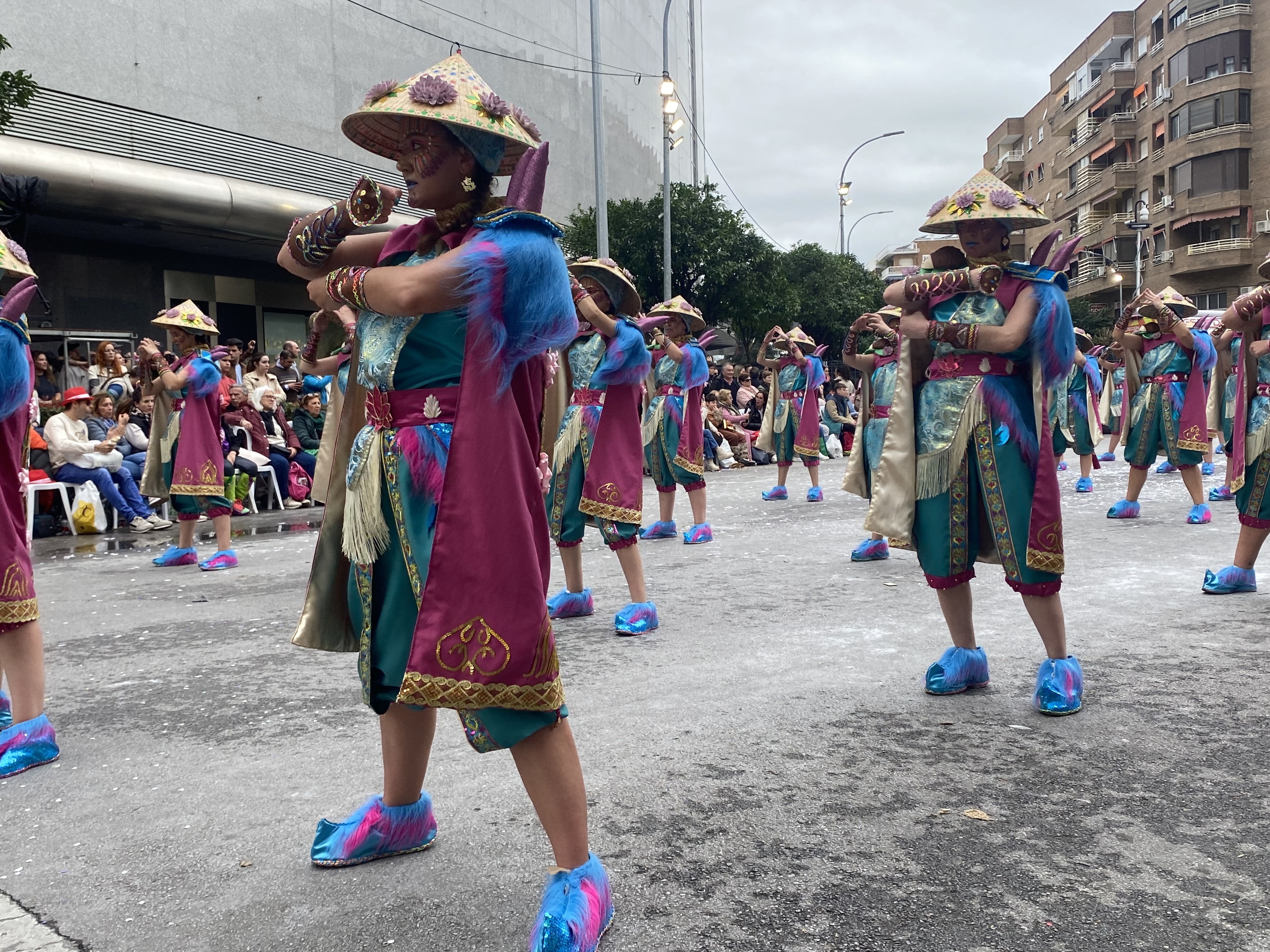 El gran desfile de comparsas del Carnaval de Badajoz llena de color las calles de la ciudad