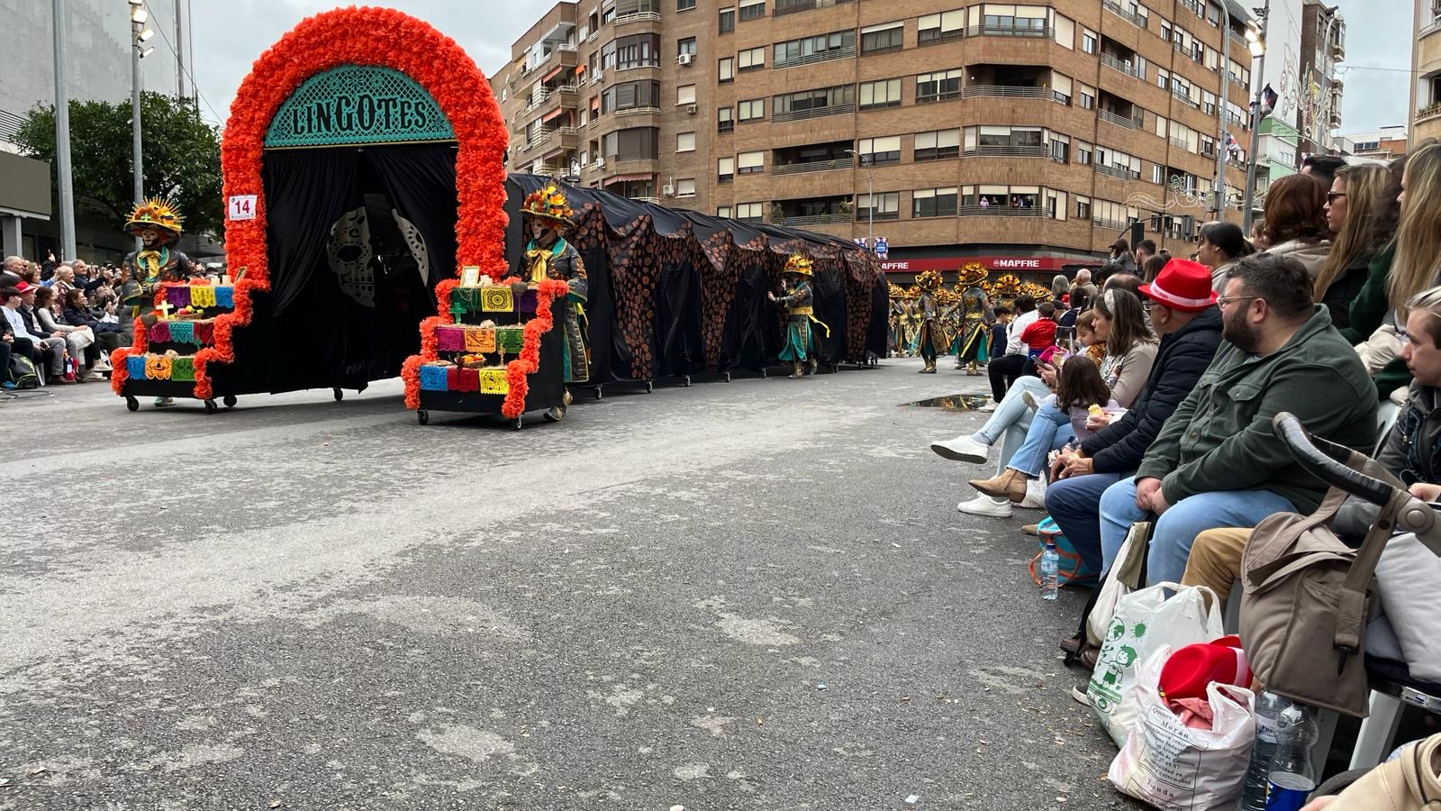 El gran desfile de comparsas del Carnaval de Badajoz llena de color las calles de la ciudad