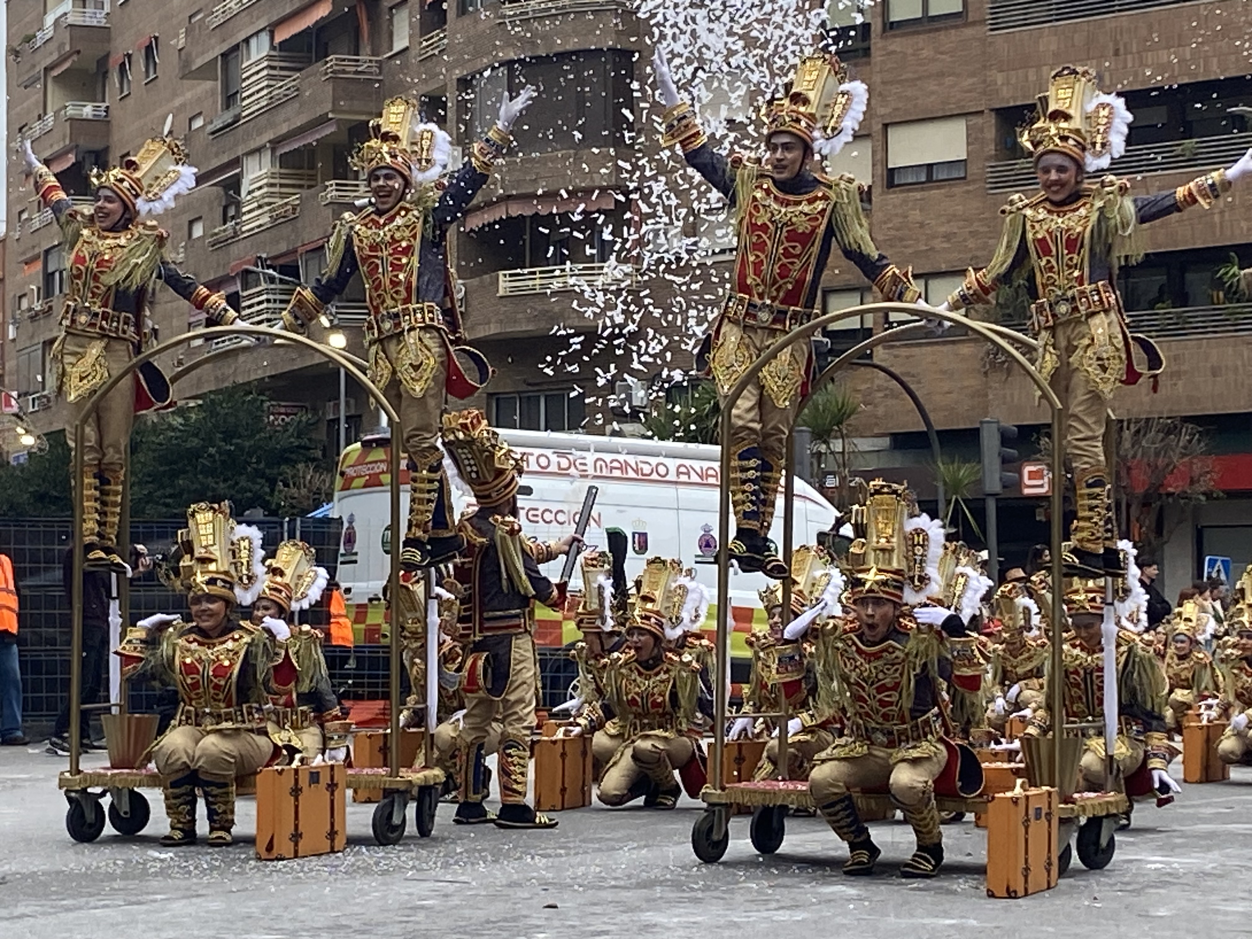 El gran desfile de comparsas del Carnaval de Badajoz llena de color las calles de la ciudad