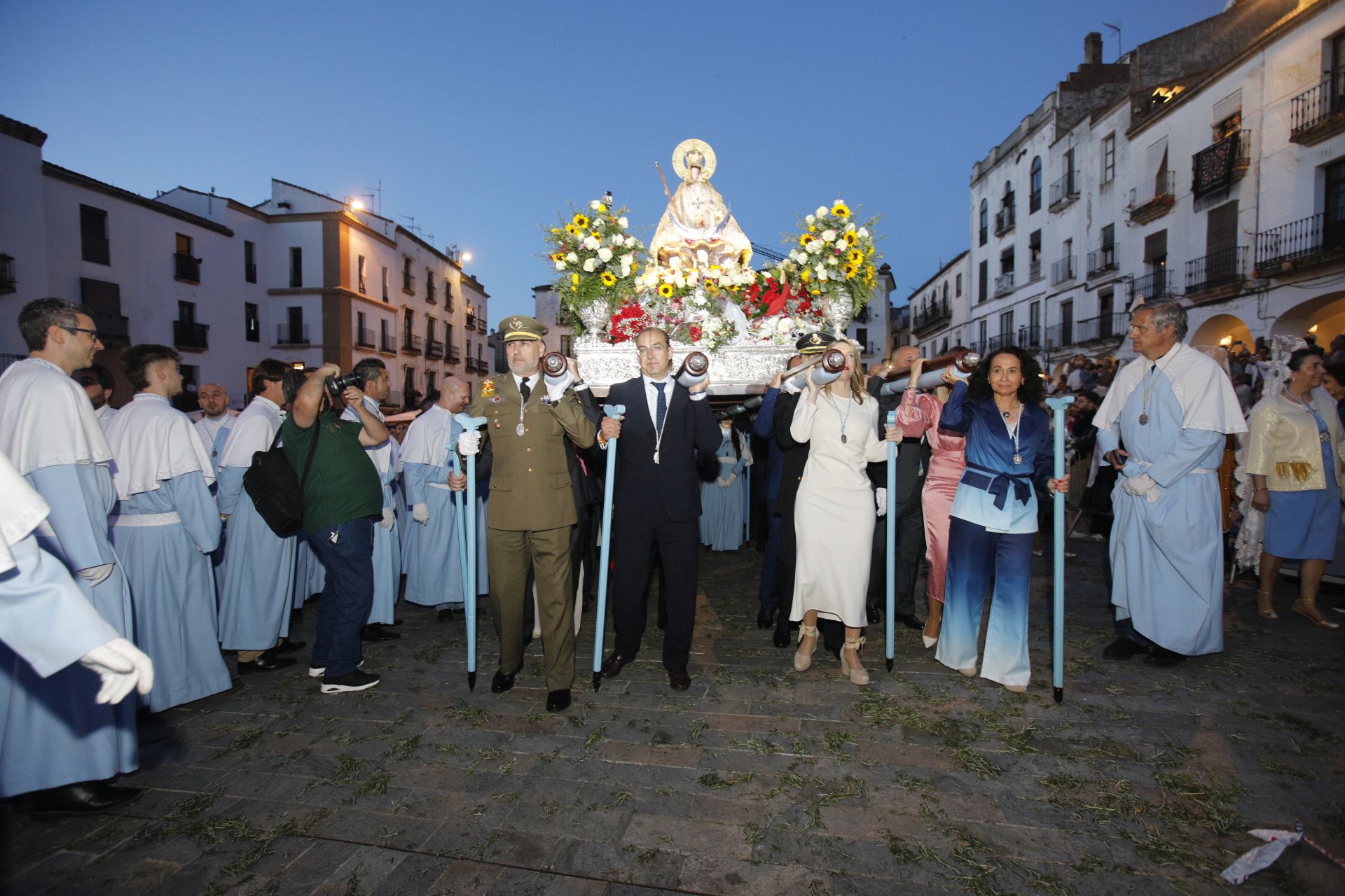 Bajada de la Virgen de la Montaña: el centro de Cáceres recibe a la patrona de la ciudad