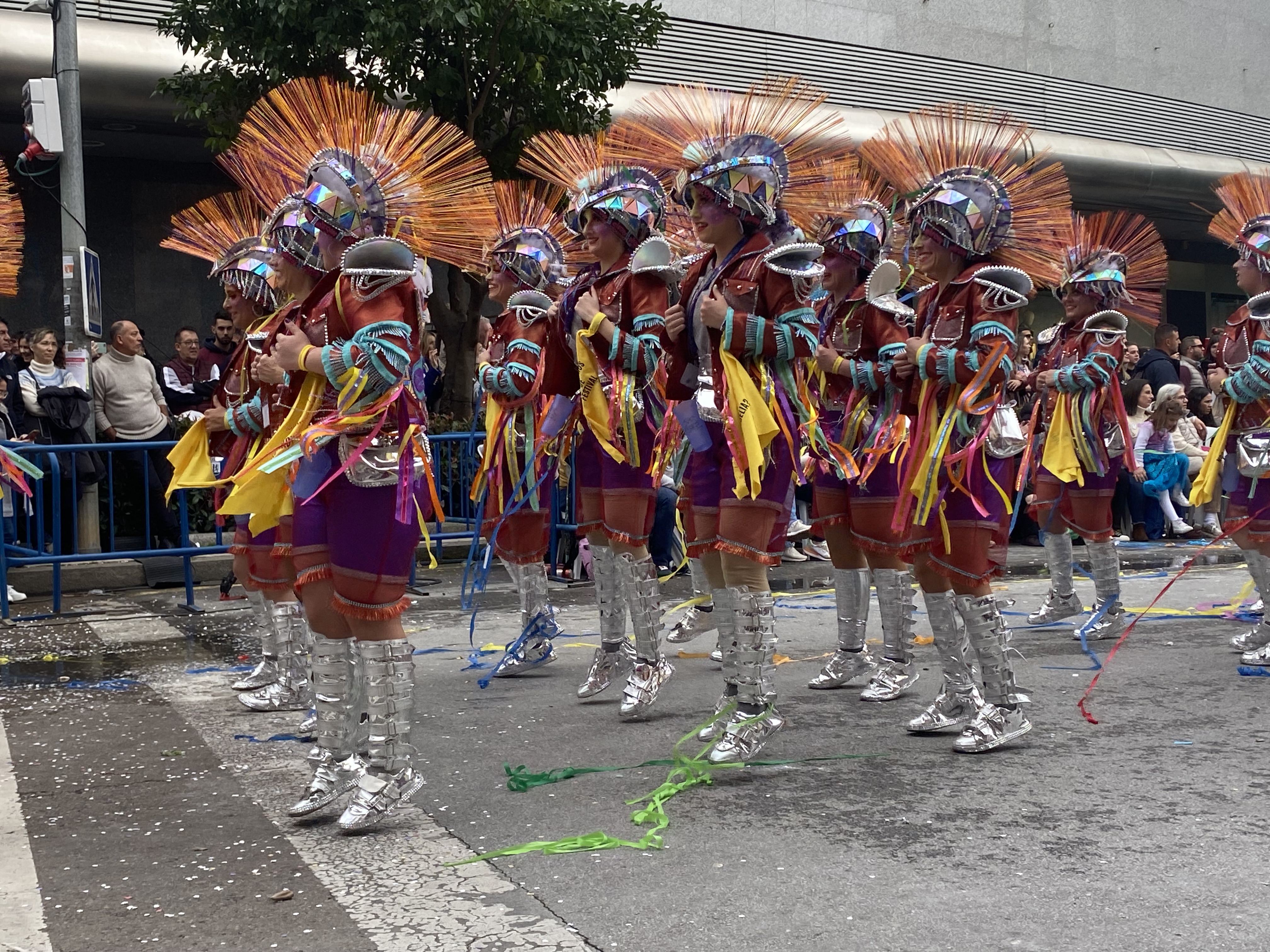 El gran desfile de comparsas del Carnaval de Badajoz llena de color las calles de la ciudad