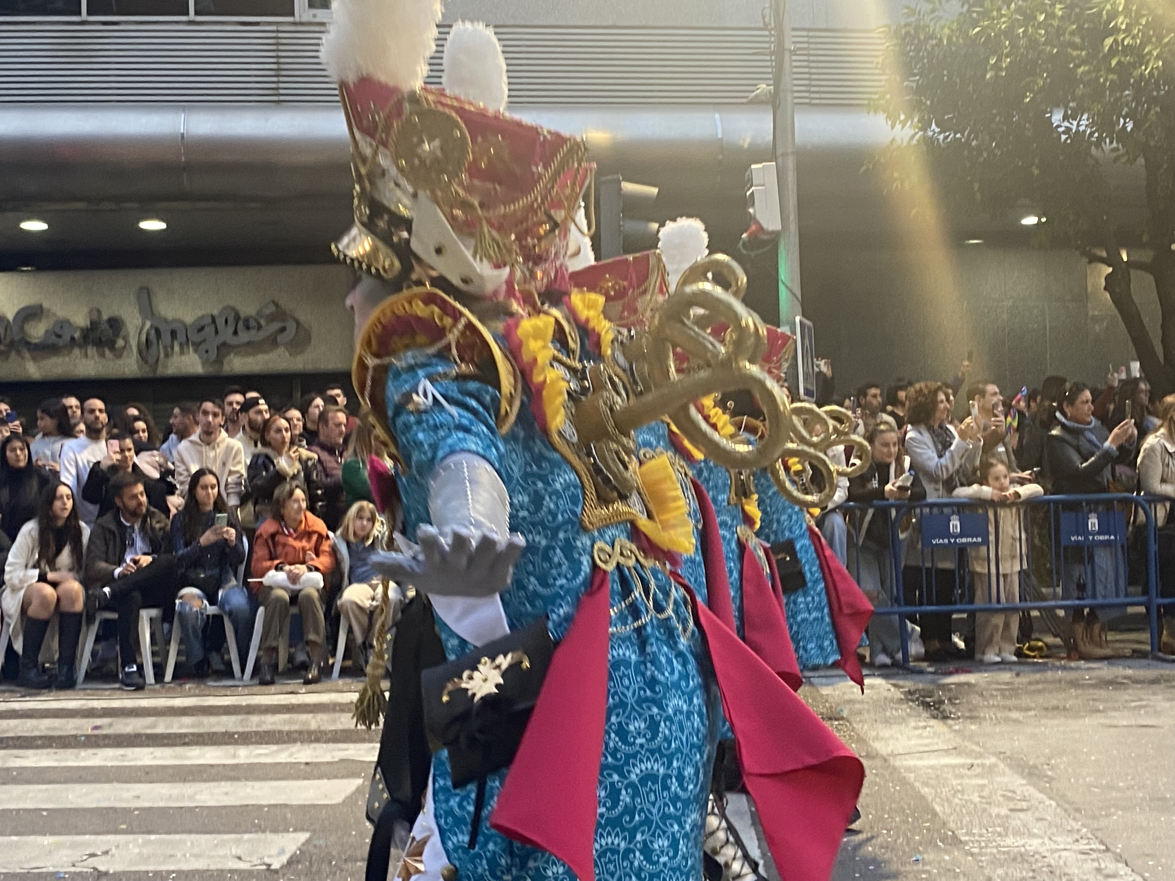 El gran desfile de comparsas del Carnaval de Badajoz llena de color las calles de la ciudad