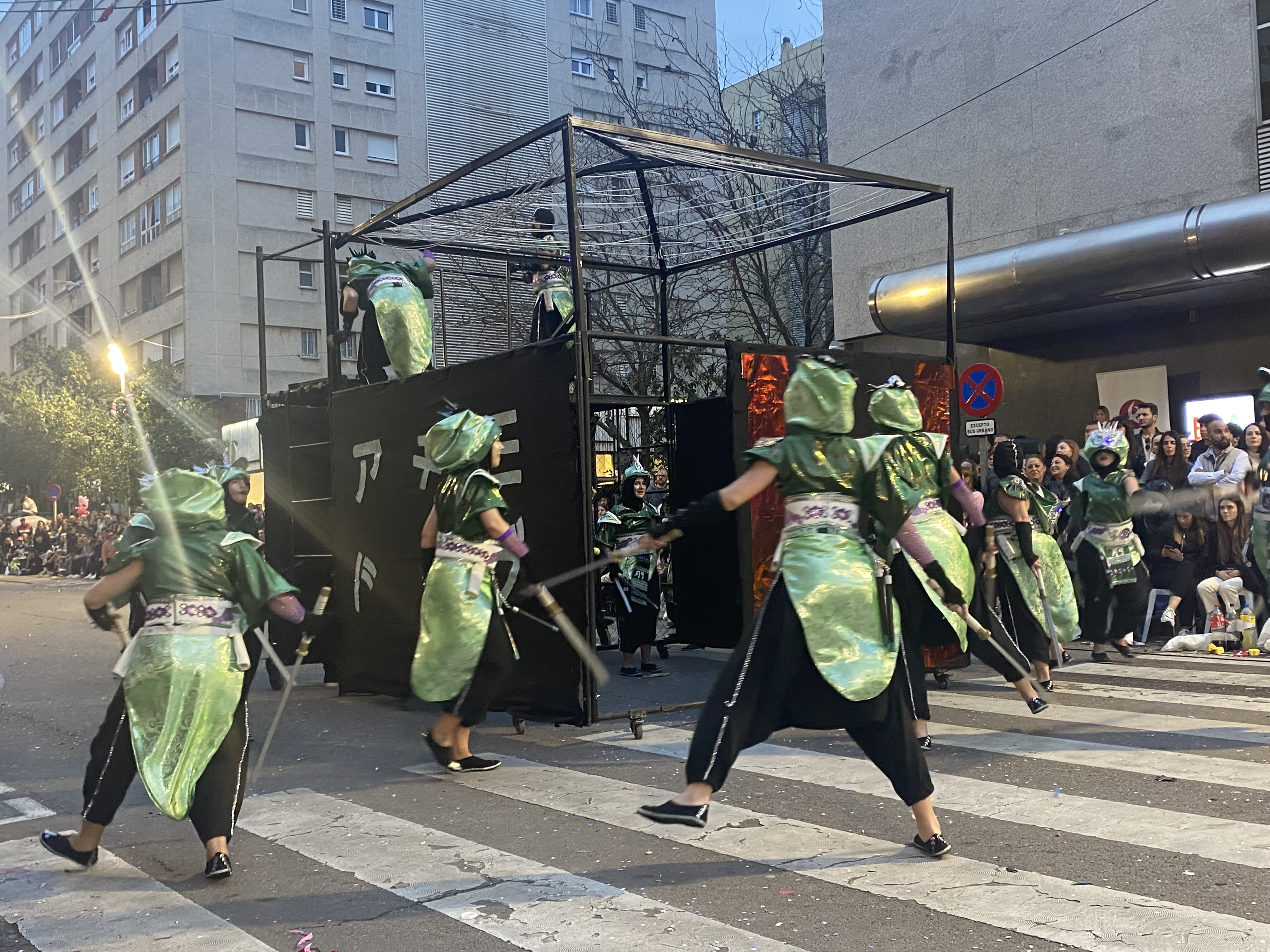El gran desfile de comparsas del Carnaval de Badajoz llena de color las calles de la ciudad