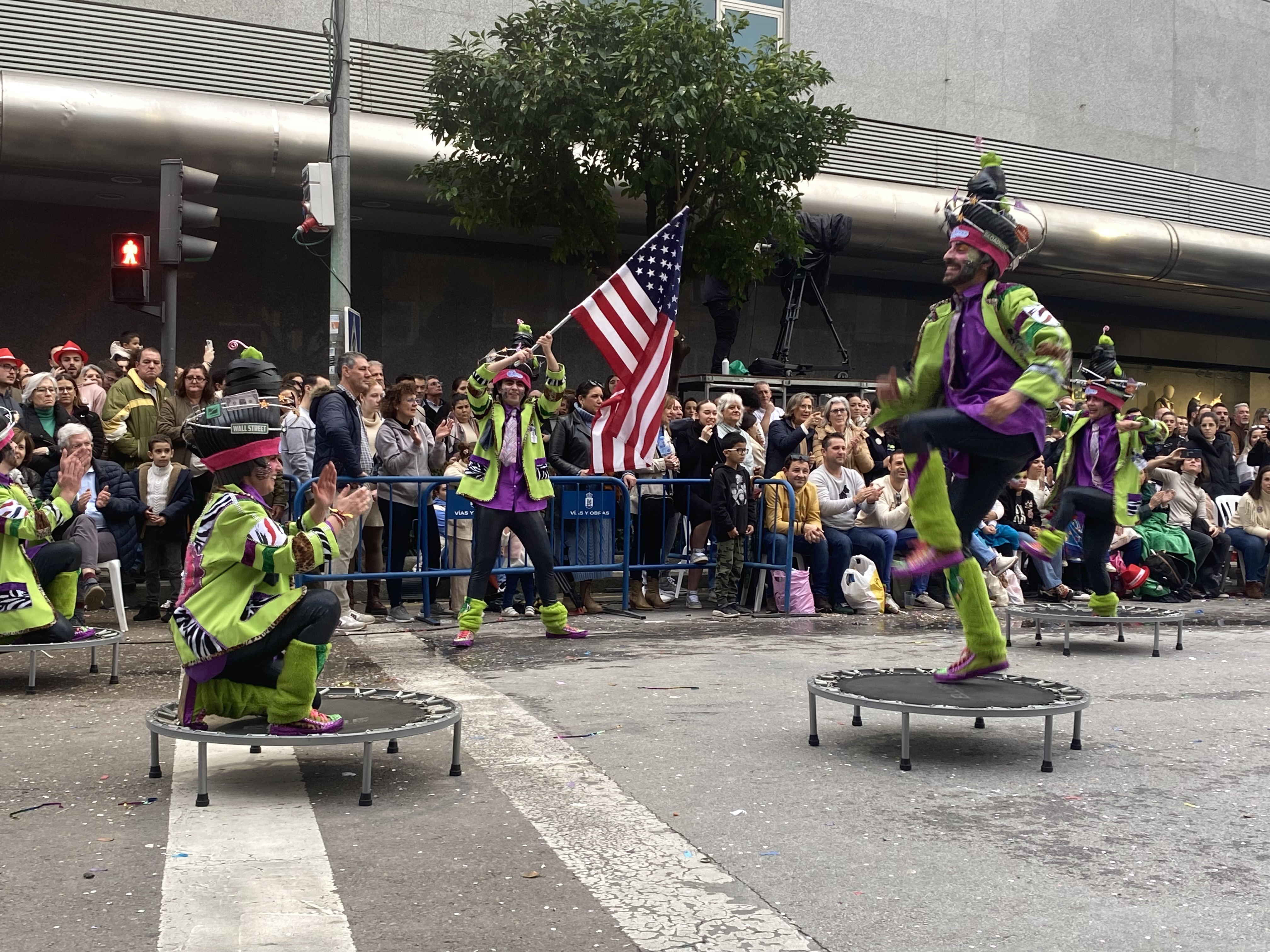 El gran desfile de comparsas del Carnaval de Badajoz llena de color las calles de la ciudad