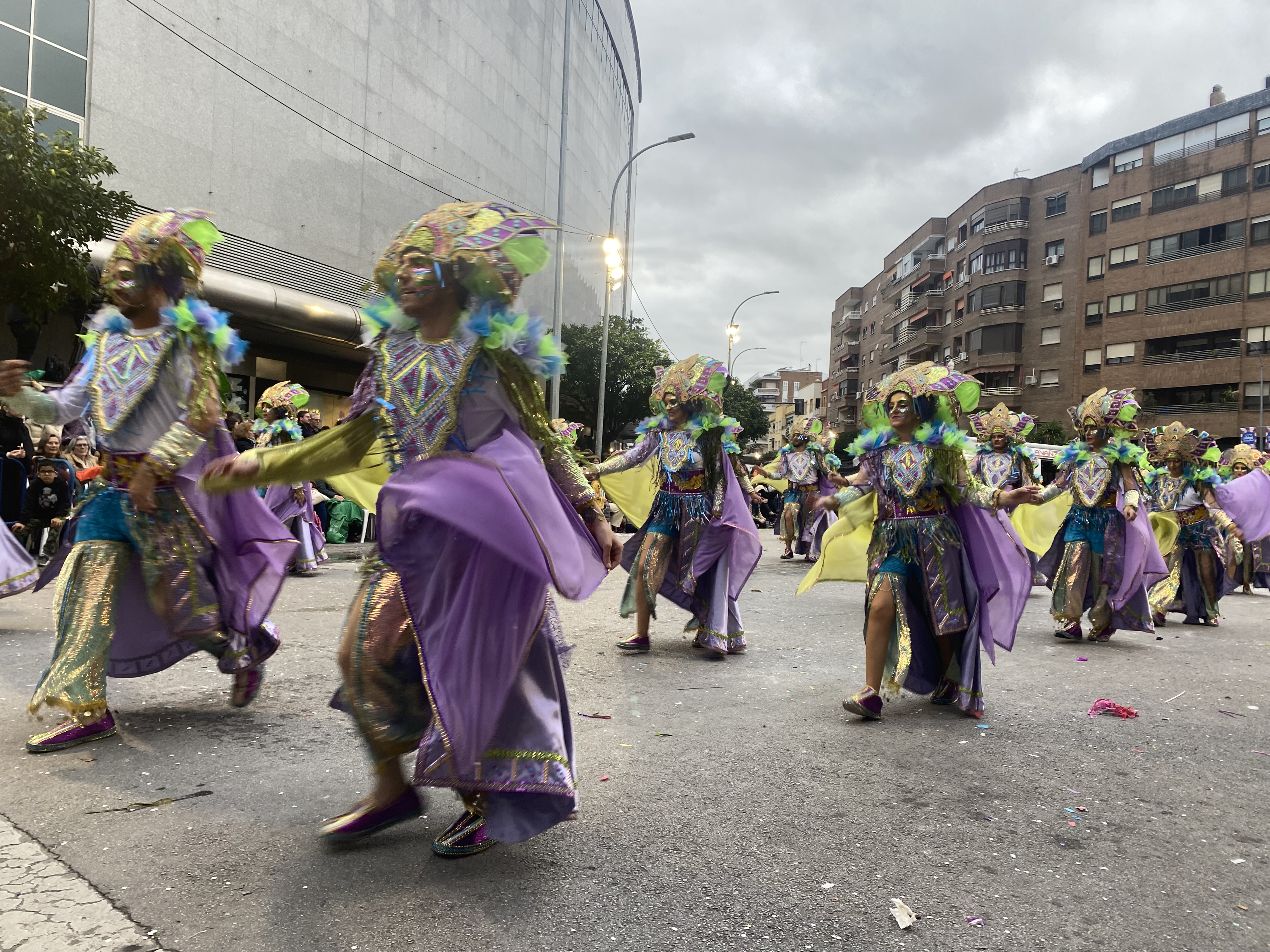 El gran desfile de comparsas del Carnaval de Badajoz llena de color las calles de la ciudad