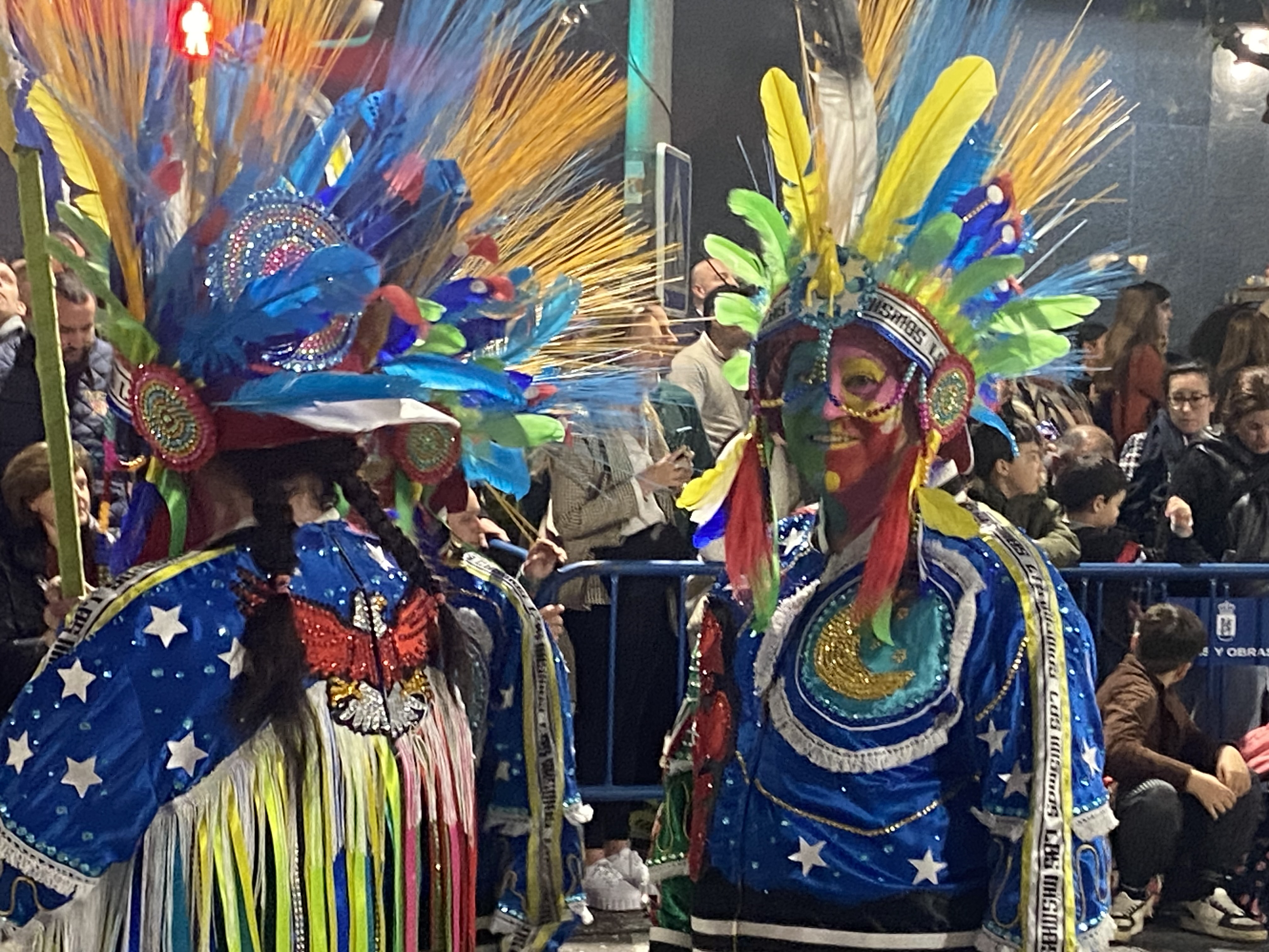 El gran desfile de comparsas del Carnaval de Badajoz llena de color las calles de la ciudad