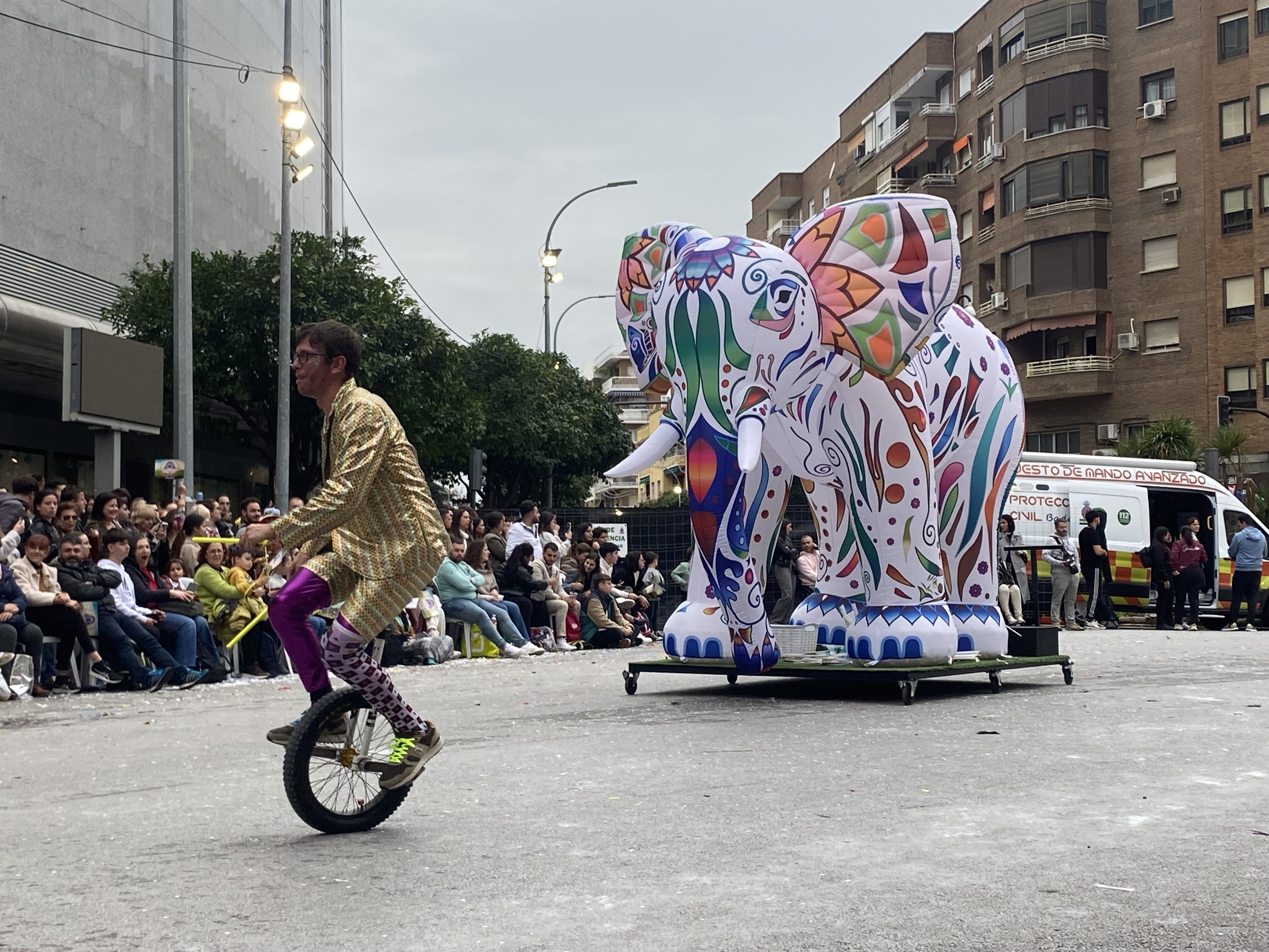 El gran desfile de comparsas del Carnaval de Badajoz llena de color las calles de la ciudad