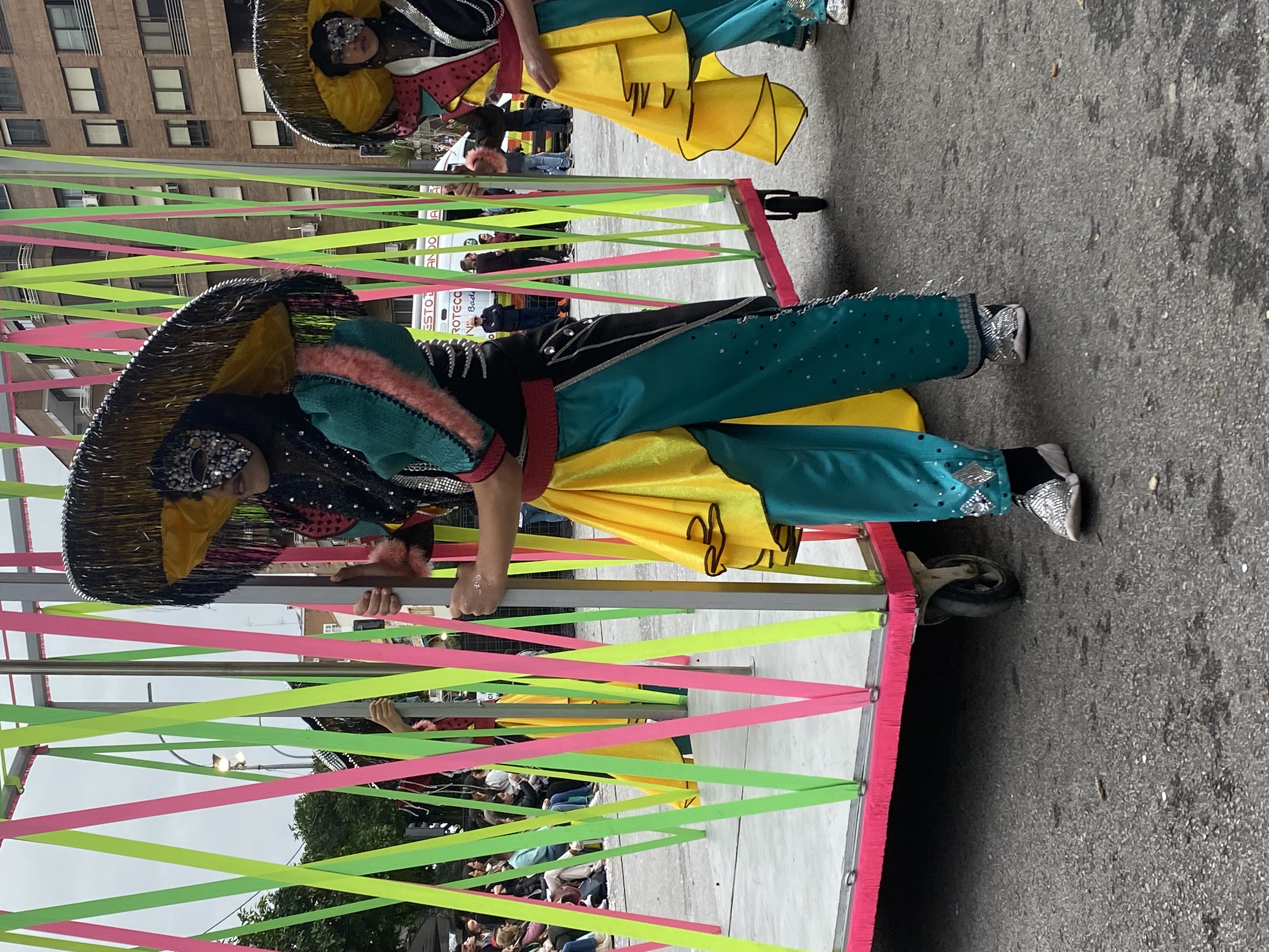 El gran desfile de comparsas del Carnaval de Badajoz llena de color las calles de la ciudad
