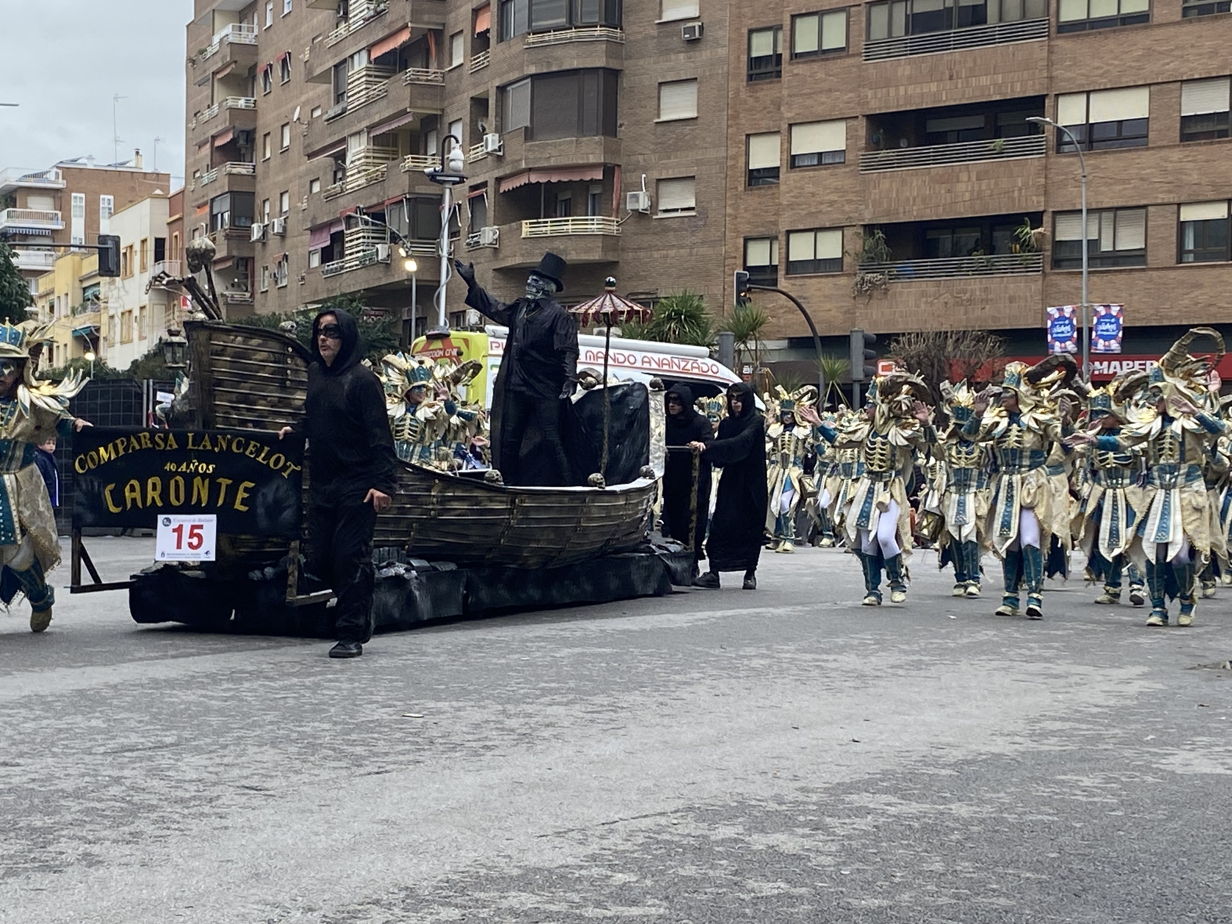 El gran desfile de comparsas del Carnaval de Badajoz llena de color las calles de la ciudad