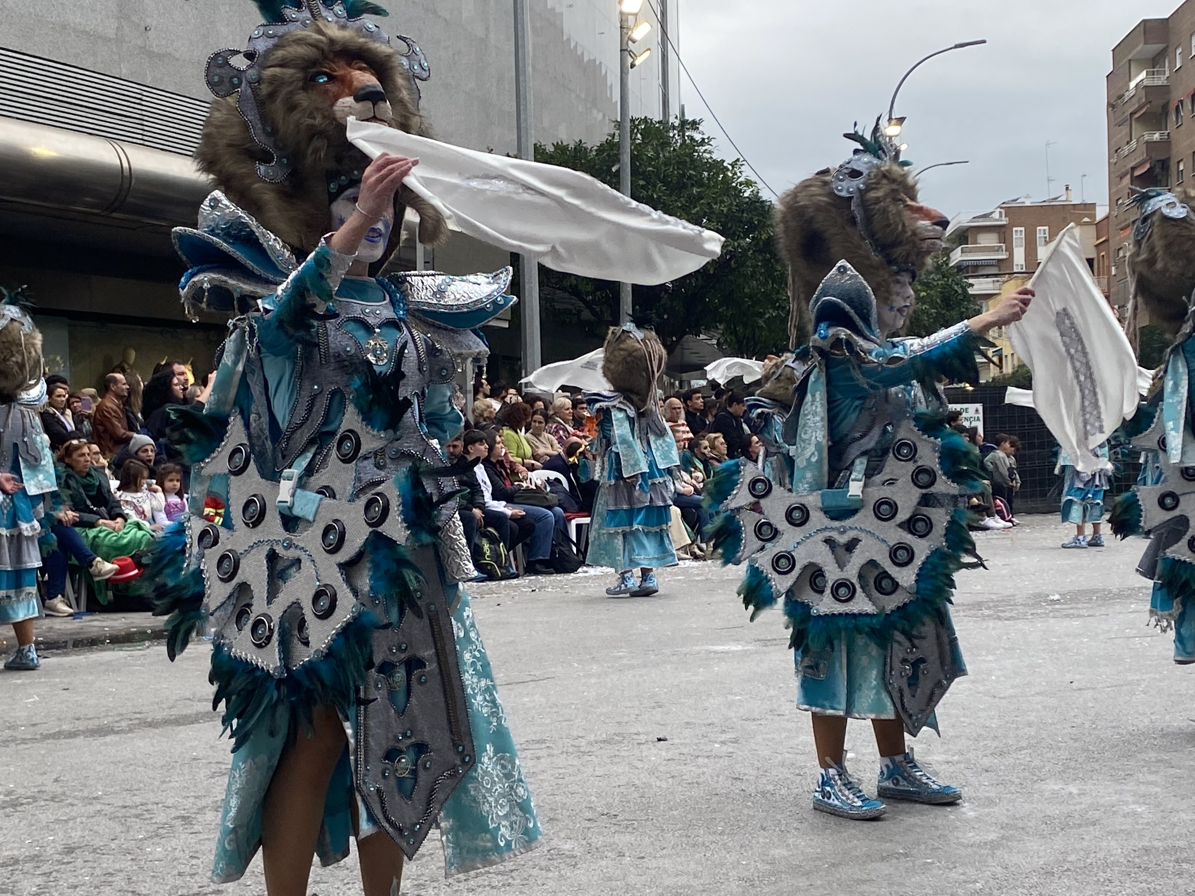 El gran desfile de comparsas del Carnaval de Badajoz llena de color las calles de la ciudad