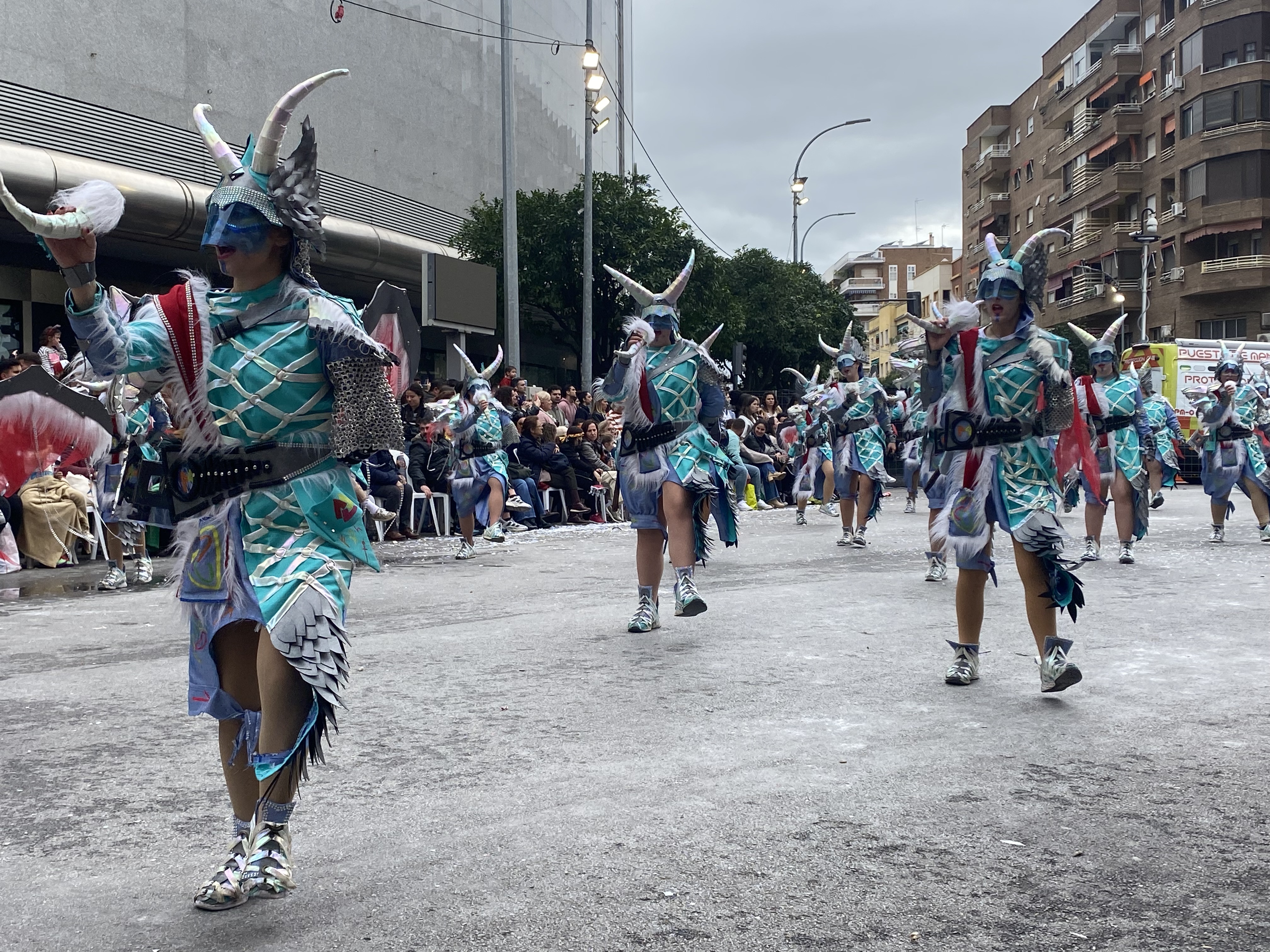 El gran desfile de comparsas del Carnaval de Badajoz llena de color las calles de la ciudad