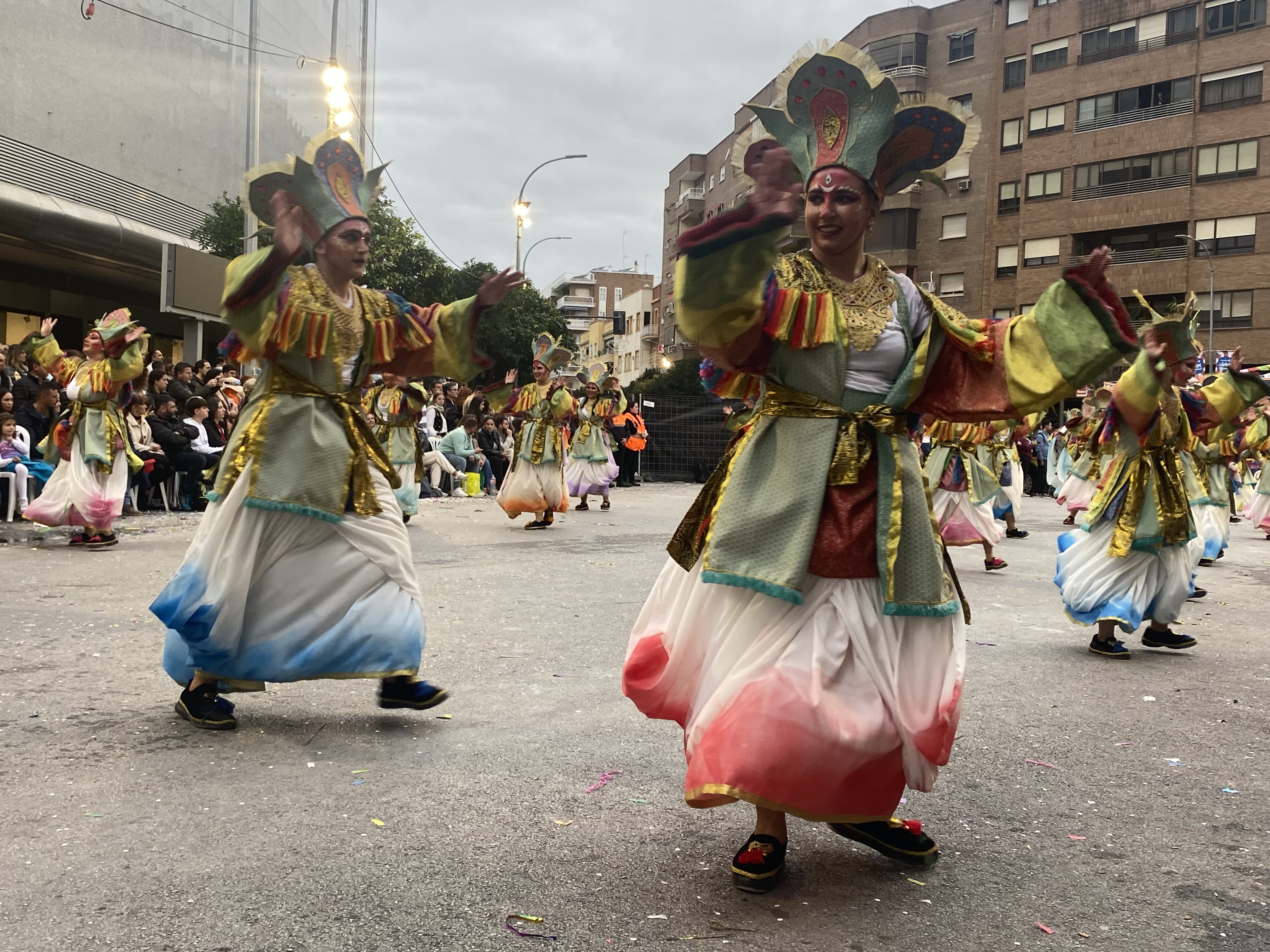 El gran desfile de comparsas del Carnaval de Badajoz llena de color las calles de la ciudad