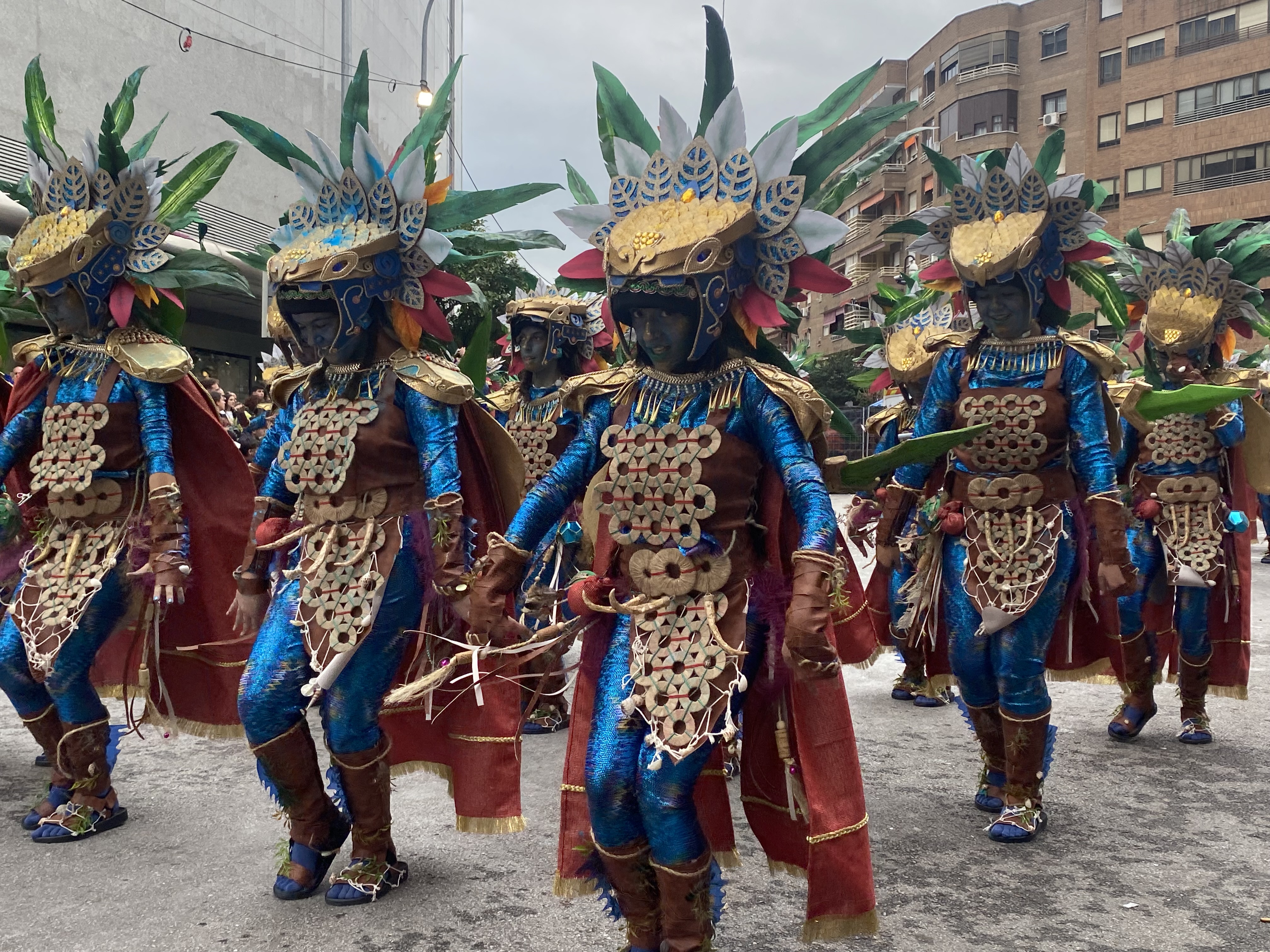 El gran desfile de comparsas del Carnaval de Badajoz llena de color las calles de la ciudad