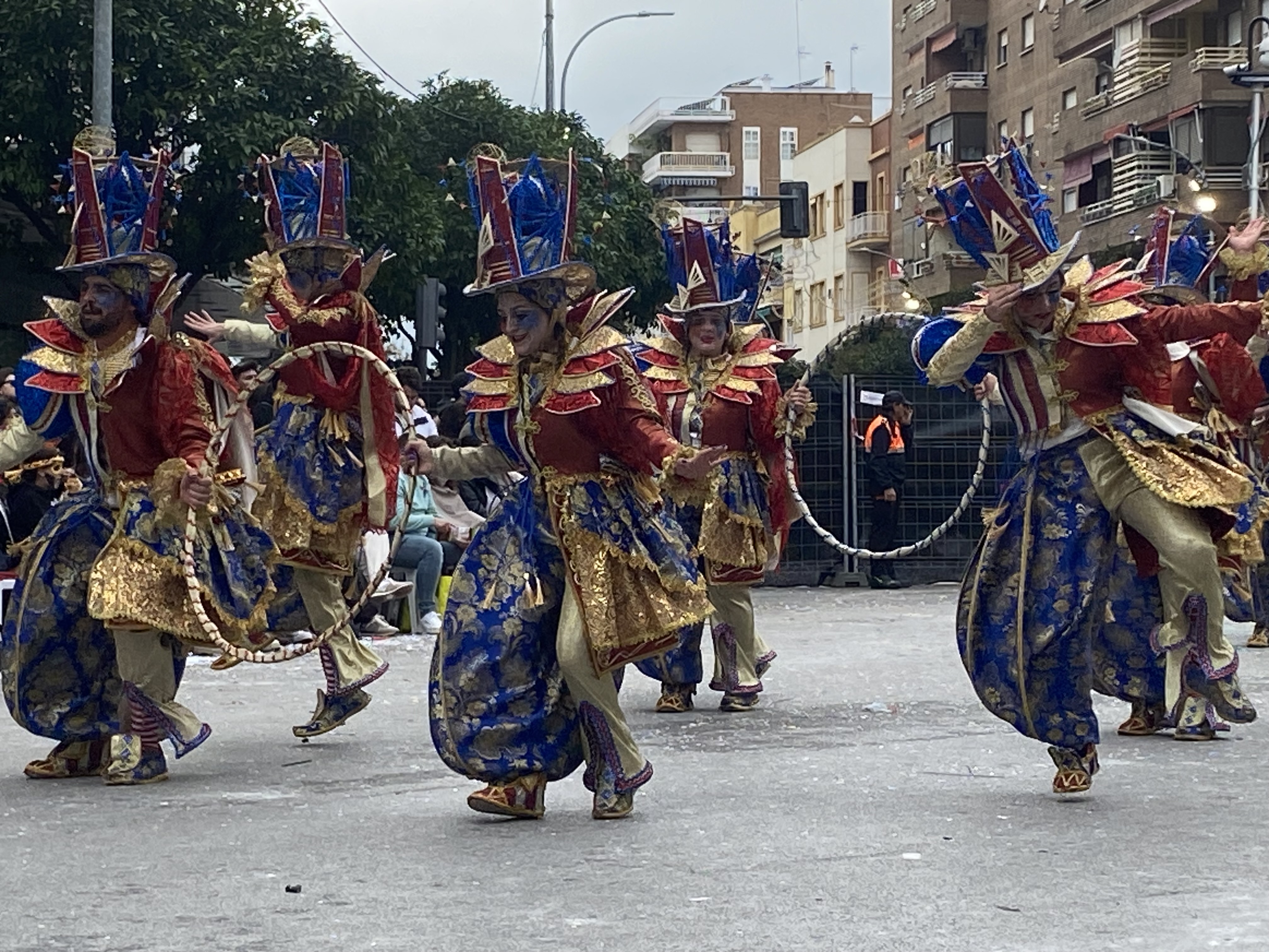 El gran desfile de comparsas del Carnaval de Badajoz llena de color las calles de la ciudad