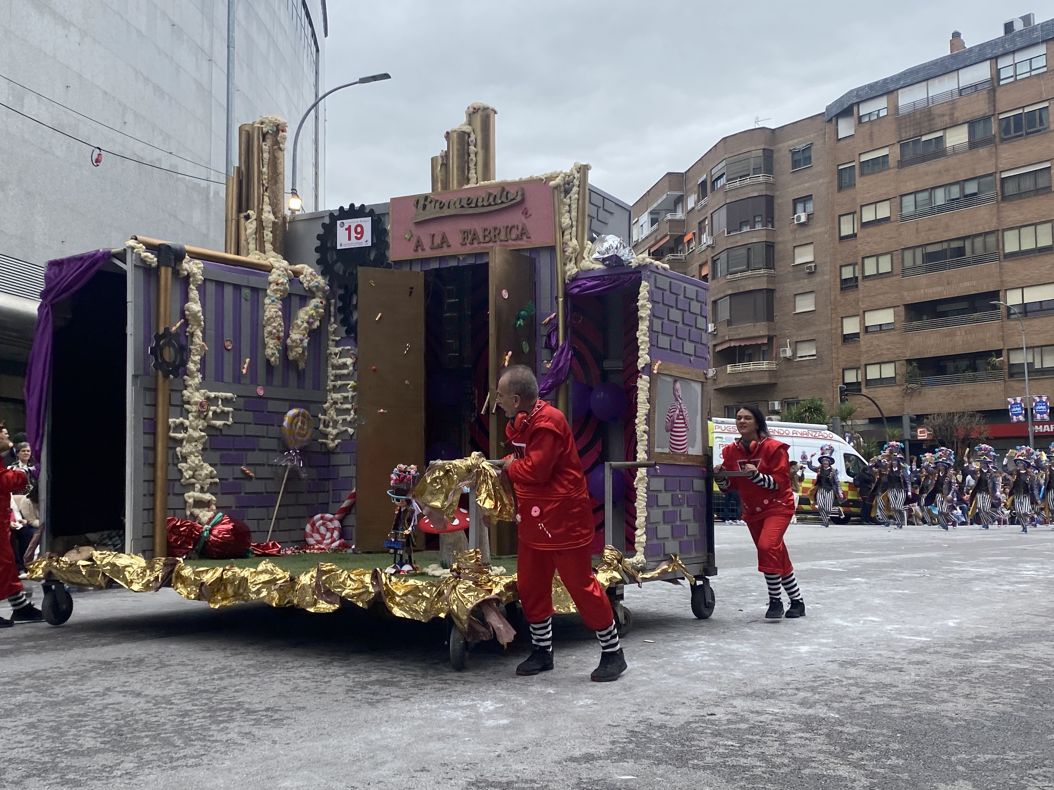 El gran desfile de comparsas del Carnaval de Badajoz llena de color las calles de la ciudad