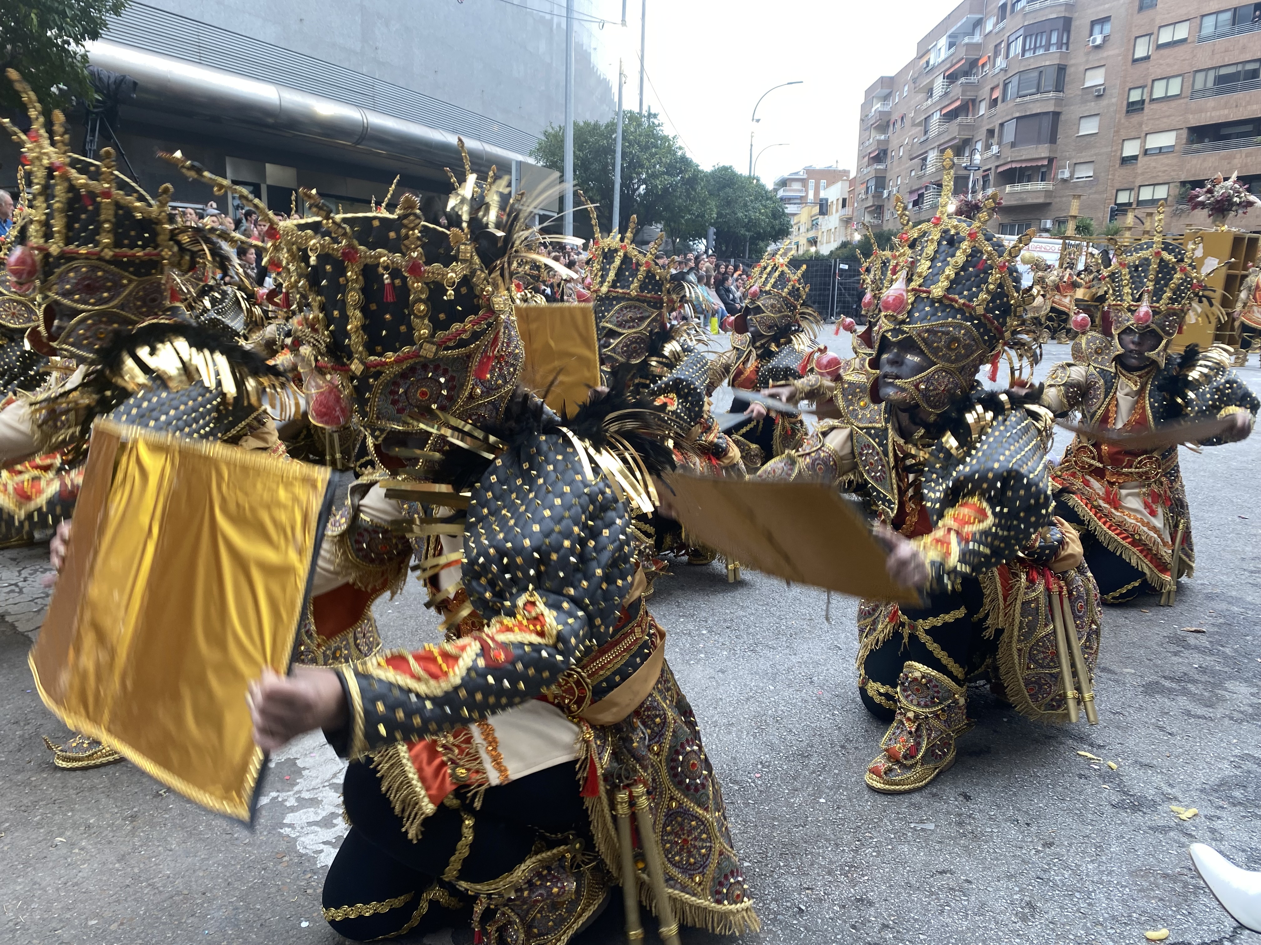 El gran desfile de comparsas del Carnaval de Badajoz llena de color las calles de la ciudad