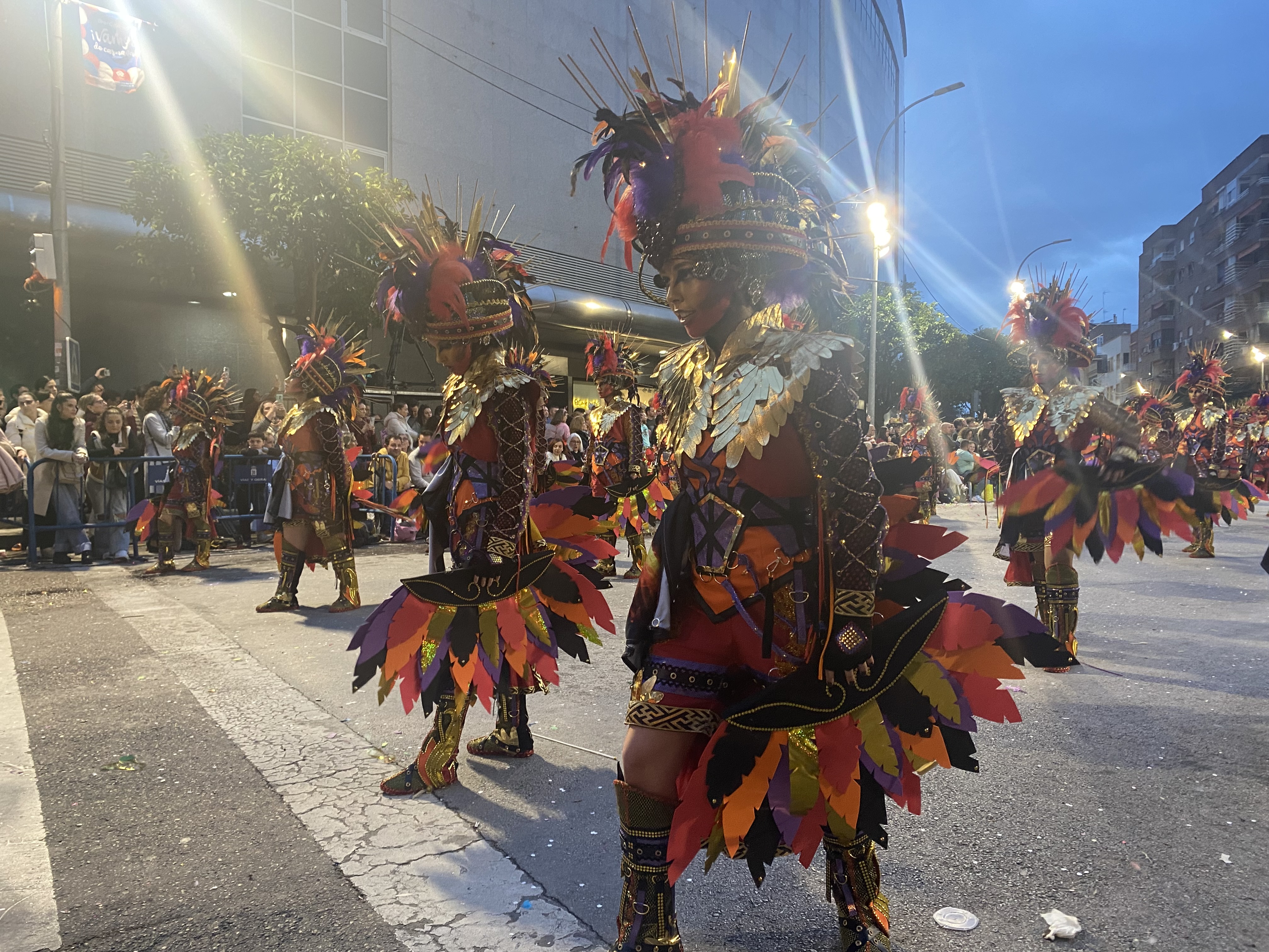 El gran desfile de comparsas del Carnaval de Badajoz llena de color las calles de la ciudad