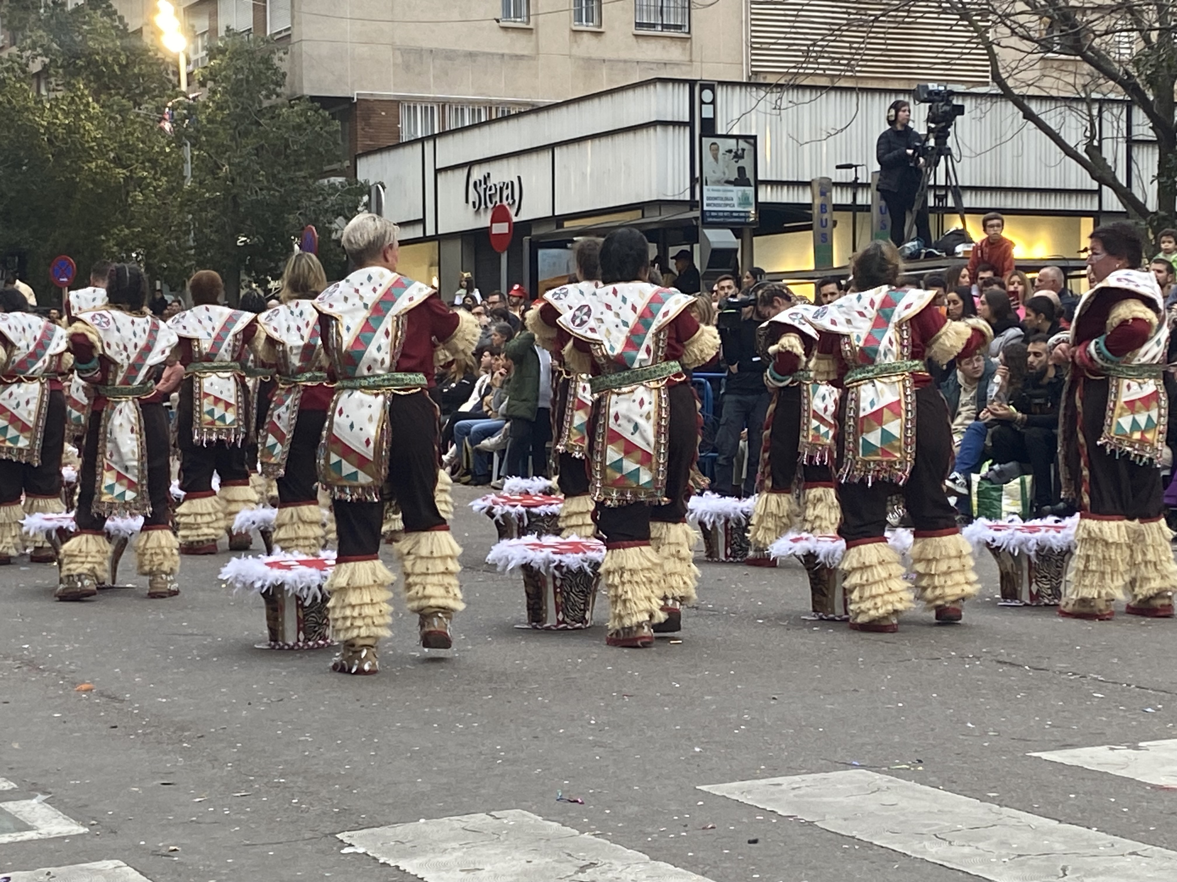 El gran desfile de comparsas del Carnaval de Badajoz llena de color las calles de la ciudad